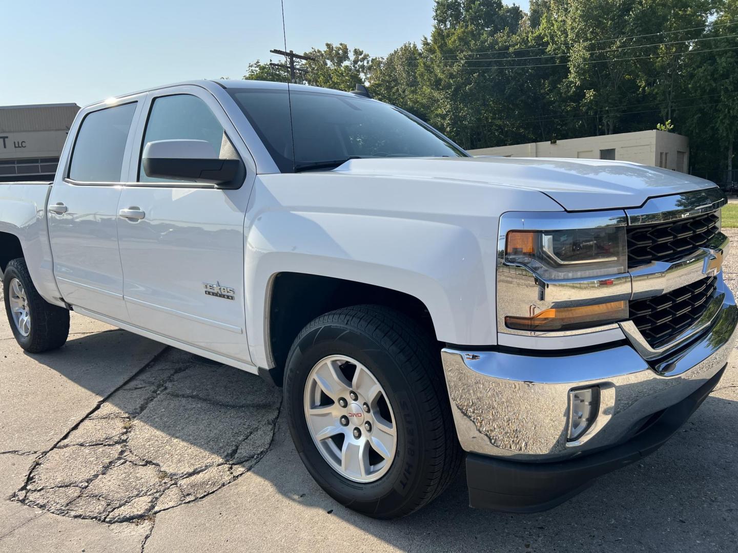 2017 White /Black Chevrolet Silverado 1500 LT (3GCPCREC3HG) with an 5.3L V8 engine, 6-Speed Automatic transmission, located at 4520 Airline Hwy, Baton Rouge, LA, 70805, (225) 357-1497, 30.509325, -91.145432 - 2017 Chevrolet Silverado Crew Cab LT ***ONE OWNER & NO ACCIDENTS*** 5.3 V8 Gas, 170K Miles, Leather, Power Windows & Locks, Cold A/C, Tow Pkg. Has Minor Dings & Scratches. FOR INFO PLEASE CONTACT JEFF AT 225 357-1497 CHECK OUT OUR A+ RATING WITH THE BETTER BUSINESS BUREAU WE HAVE BEEN A FAMILY OWNE - Photo#3