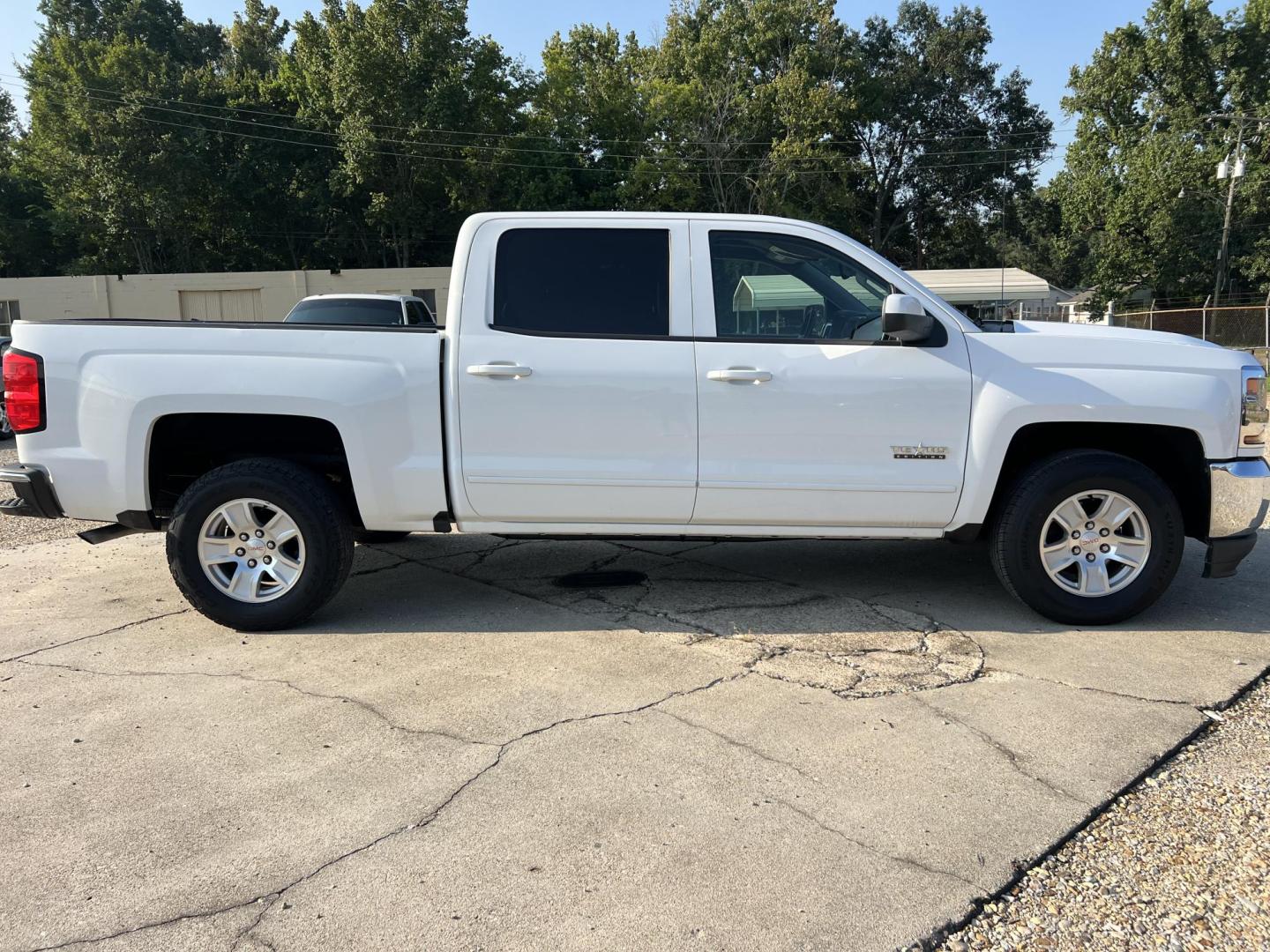 2017 White /Black Chevrolet Silverado 1500 LT (3GCPCREC3HG) with an 5.3L V8 engine, 6-Speed Automatic transmission, located at 4520 Airline Hwy, Baton Rouge, LA, 70805, (225) 357-1497, 30.509325, -91.145432 - 2017 Chevrolet Silverado Crew Cab LT ***ONE OWNER & NO ACCIDENTS*** 5.3 V8 Gas, 170K Miles, Leather, Power Windows & Locks, Cold A/C, Tow Pkg. Has Minor Dings & Scratches. FOR INFO PLEASE CONTACT JEFF AT 225 357-1497 CHECK OUT OUR A+ RATING WITH THE BETTER BUSINESS BUREAU WE HAVE BEEN A FAMILY OWNE - Photo#4