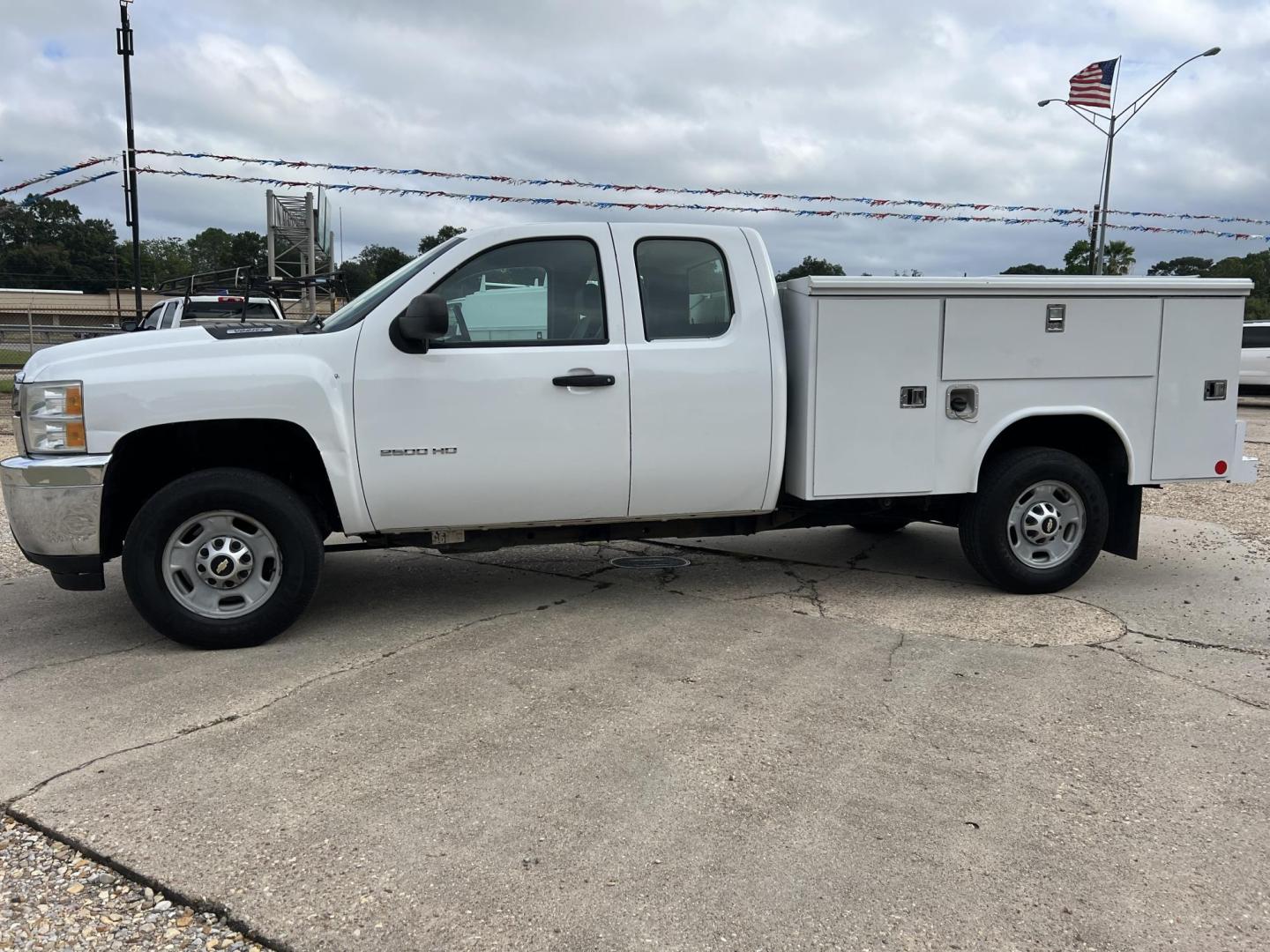 2012 /Gray Chevrolet Silverado 2500HD Work Truck Ext. Cab Long Box 2WD (1GB2CVCGXCZ) with an 6.0L V8 engine, 6-Speed Automatic transmission, located at 4520 Airline Hwy, Baton Rouge, LA, 70805, (225) 357-1497, 30.509325, -91.145432 - 2012 Chevrolet Silverado 2500HD Ext Cab 2WD 6.0 V8 Gas, 224K Miles, Reading Service Bed, Cold A/C, Tow Pkg. Has NO Back Seat. FOR INFO PLEASE CONTACT JEFF AT 225-413-0981 CHECK OUT OUR A+ RATING WITH THE BETTER BUSINESS BUREAU WE HAVE BEEN A FAMILY OWNED AND OPERATED BUSINESS AT THE SAME LOCATION F - Photo#1