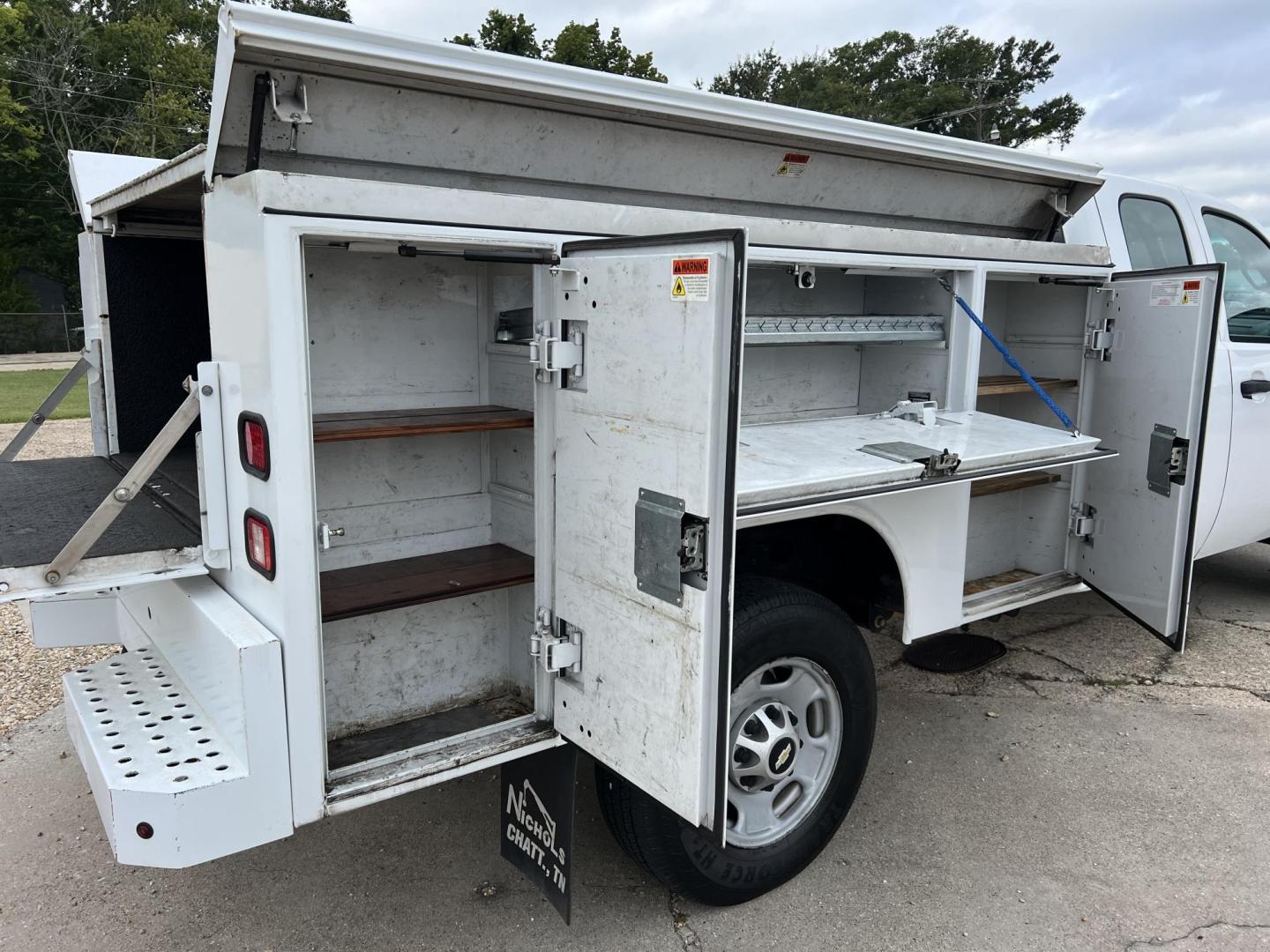 2012 /Gray Chevrolet Silverado 2500HD Work Truck Ext. Cab Long Box 2WD (1GB2CVCGXCZ) with an 6.0L V8 engine, 6-Speed Automatic transmission, located at 4520 Airline Hwy, Baton Rouge, LA, 70805, (225) 357-1497, 30.509325, -91.145432 - 2012 Chevrolet Silverado 2500HD Ext Cab 2WD 6.0 V8 Gas, 224K Miles, Reading Service Bed, Cold A/C, Tow Pkg. Has NO Back Seat. FOR INFO PLEASE CONTACT JEFF AT 225-413-0981 CHECK OUT OUR A+ RATING WITH THE BETTER BUSINESS BUREAU WE HAVE BEEN A FAMILY OWNED AND OPERATED BUSINESS AT THE SAME LOCATION F - Photo#10