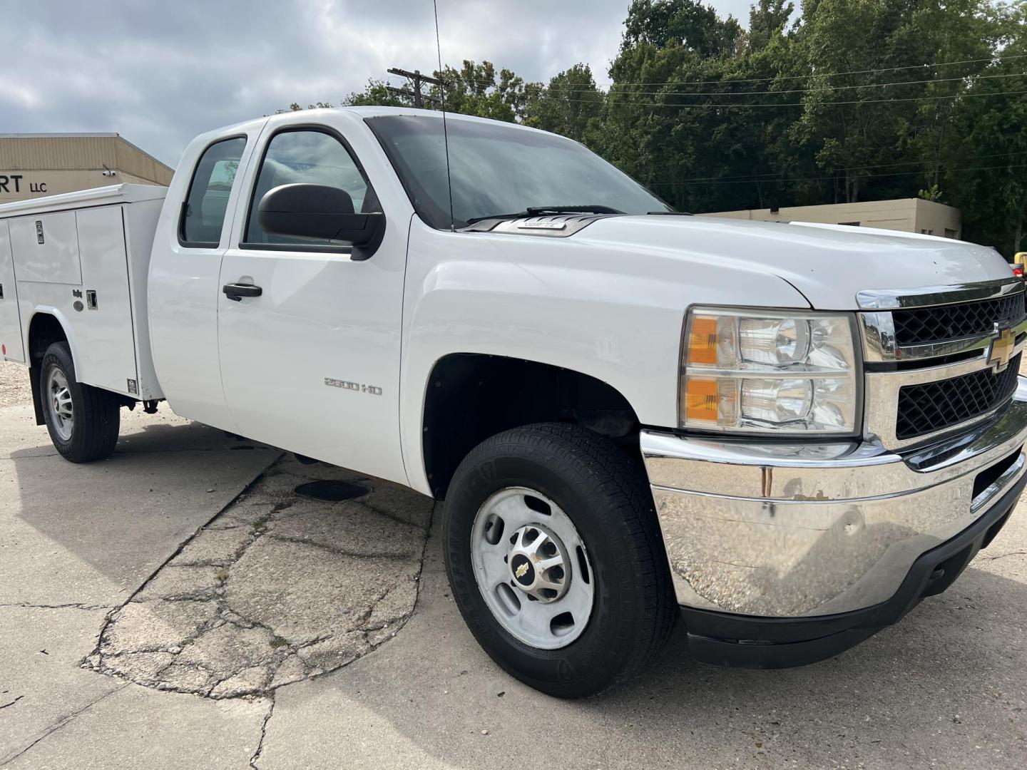 2012 /Gray Chevrolet Silverado 2500HD Work Truck Ext. Cab Long Box 2WD (1GB2CVCGXCZ) with an 6.0L V8 engine, 6-Speed Automatic transmission, located at 4520 Airline Hwy, Baton Rouge, LA, 70805, (225) 357-1497, 30.509325, -91.145432 - 2012 Chevrolet Silverado 2500HD Ext Cab 2WD 6.0 V8 Gas, 224K Miles, Reading Service Bed, Cold A/C, Tow Pkg. Has NO Back Seat. FOR INFO PLEASE CONTACT JEFF AT 225-413-0981 CHECK OUT OUR A+ RATING WITH THE BETTER BUSINESS BUREAU WE HAVE BEEN A FAMILY OWNED AND OPERATED BUSINESS AT THE SAME LOCATION F - Photo#3