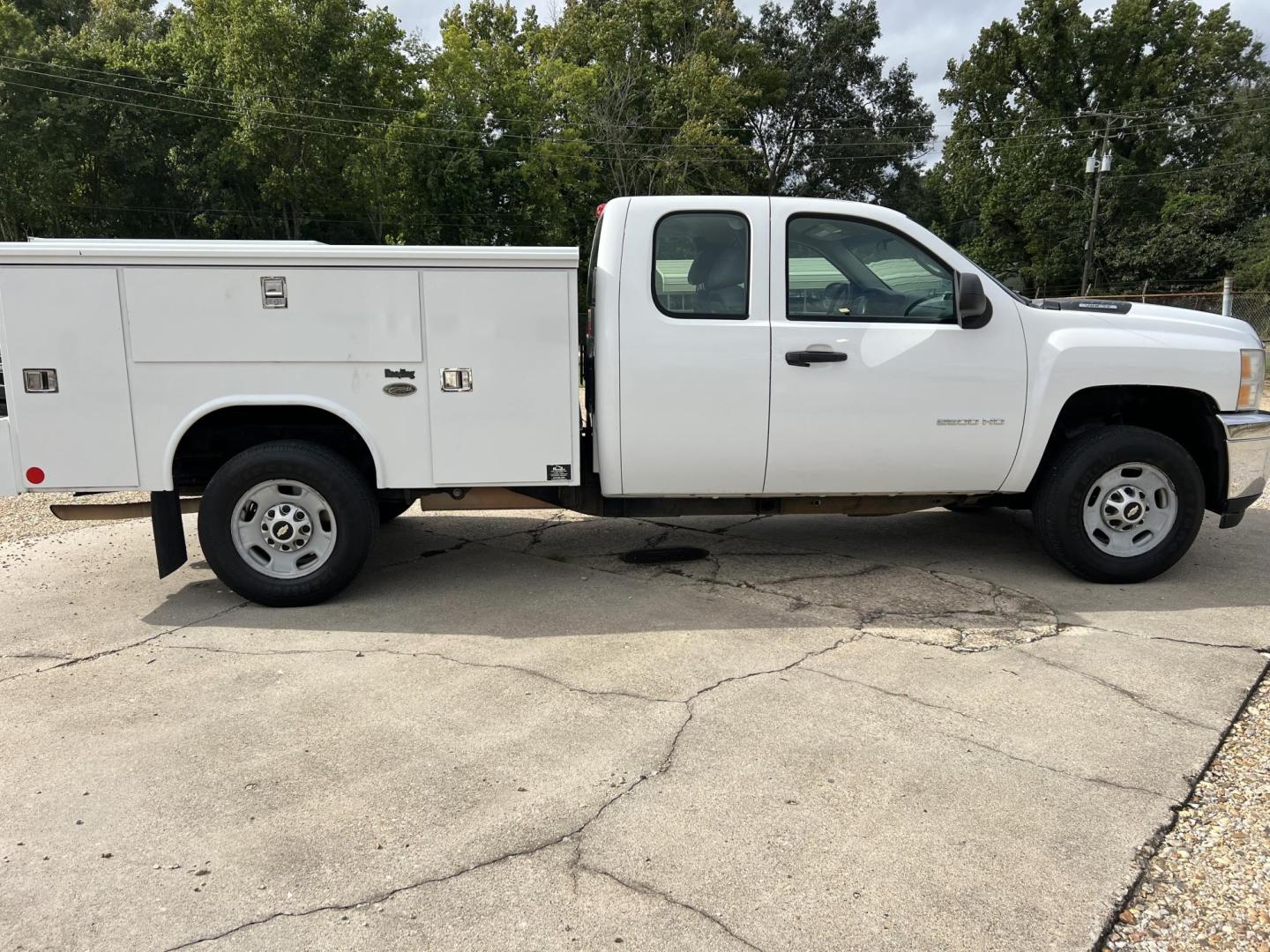 2012 /Gray Chevrolet Silverado 2500HD Work Truck Ext. Cab Long Box 2WD (1GB2CVCGXCZ) with an 6.0L V8 engine, 6-Speed Automatic transmission, located at 4520 Airline Hwy, Baton Rouge, LA, 70805, (225) 357-1497, 30.509325, -91.145432 - 2012 Chevrolet Silverado 2500HD Ext Cab 2WD 6.0 V8 Gas, 224K Miles, Reading Service Bed, Cold A/C, Tow Pkg. Has NO Back Seat. FOR INFO PLEASE CONTACT JEFF AT 225-413-0981 CHECK OUT OUR A+ RATING WITH THE BETTER BUSINESS BUREAU WE HAVE BEEN A FAMILY OWNED AND OPERATED BUSINESS AT THE SAME LOCATION F - Photo#4