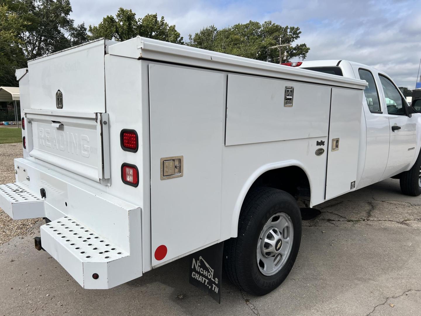 2012 /Gray Chevrolet Silverado 2500HD Work Truck Ext. Cab Long Box 2WD (1GB2CVCGXCZ) with an 6.0L V8 engine, 6-Speed Automatic transmission, located at 4520 Airline Hwy, Baton Rouge, LA, 70805, (225) 357-1497, 30.509325, -91.145432 - 2012 Chevrolet Silverado 2500HD Ext Cab 2WD 6.0 V8 Gas, 224K Miles, Reading Service Bed, Cold A/C, Tow Pkg. Has NO Back Seat. FOR INFO PLEASE CONTACT JEFF AT 225-413-0981 CHECK OUT OUR A+ RATING WITH THE BETTER BUSINESS BUREAU WE HAVE BEEN A FAMILY OWNED AND OPERATED BUSINESS AT THE SAME LOCATION F - Photo#5