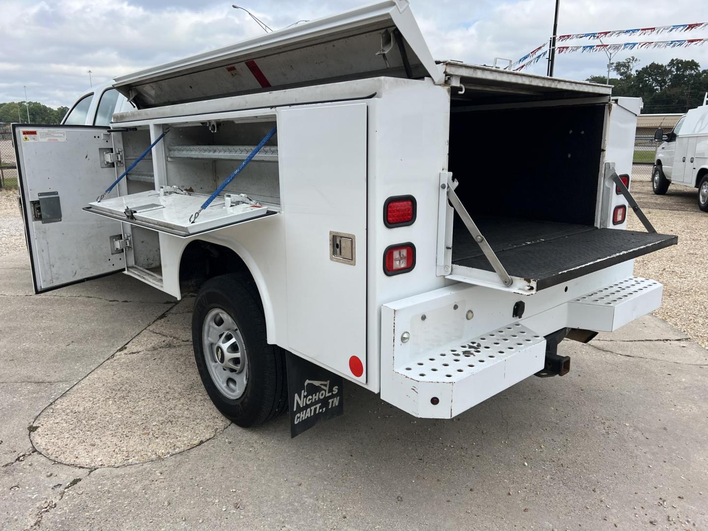 2012 /Gray Chevrolet Silverado 2500HD Work Truck Ext. Cab Long Box 2WD (1GB2CVCGXCZ) with an 6.0L V8 engine, 6-Speed Automatic transmission, located at 4520 Airline Hwy, Baton Rouge, LA, 70805, (225) 357-1497, 30.509325, -91.145432 - 2012 Chevrolet Silverado 2500HD Ext Cab 2WD 6.0 V8 Gas, 224K Miles, Reading Service Bed, Cold A/C, Tow Pkg. Has NO Back Seat. FOR INFO PLEASE CONTACT JEFF AT 225-413-0981 CHECK OUT OUR A+ RATING WITH THE BETTER BUSINESS BUREAU WE HAVE BEEN A FAMILY OWNED AND OPERATED BUSINESS AT THE SAME LOCATION F - Photo#9