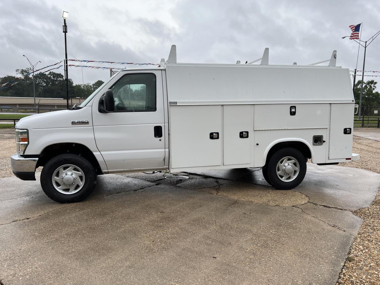 2017 White /Gray Ford Econoline E-350 Super Duty (1FDWE3FS8HD) with an 6.8L V10 SOHC 20V engine, Automatic transmission, located at 4520 Airline Hwy, Baton Rouge, LA, 70805, (225) 357-1497, 30.509325, -91.145432 - 2017 Ford E-350 2WD With 10Ft Knapheide Utility Van, 6.8 V10 Gas, 179K Miles, Cold A/C, Tow Pkg. FOR INFO PLEASE CONTACT JEFF AT 225-413-0981 CHECK OUT OUR A+ RATING WITH THE BETTER BUSINESS BUREAU WE HAVE BEEN A FAMILY OWNED AND OPERATED BUSINESS AT THE SAME LOCATION FOR OVER 45 YEARS. WE STRIVE TO - Photo#1