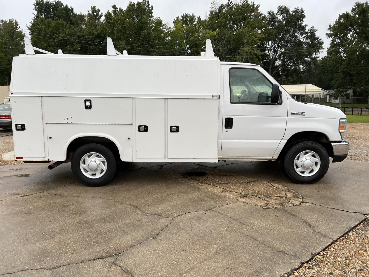 2017 White /Gray Ford Econoline E-350 Super Duty (1FDWE3FS8HD) with an 6.8L V10 SOHC 20V engine, Automatic transmission, located at 4520 Airline Hwy, Baton Rouge, LA, 70805, (225) 357-1497, 30.509325, -91.145432 - 2017 Ford E-350 2WD With 10Ft Knapheide Utility Van, 6.8 V10 Gas, 179K Miles, Cold A/C, Tow Pkg. FOR INFO PLEASE CONTACT JEFF AT 225-413-0981 CHECK OUT OUR A+ RATING WITH THE BETTER BUSINESS BUREAU WE HAVE BEEN A FAMILY OWNED AND OPERATED BUSINESS AT THE SAME LOCATION FOR OVER 45 YEARS. WE STRIVE TO - Photo#4