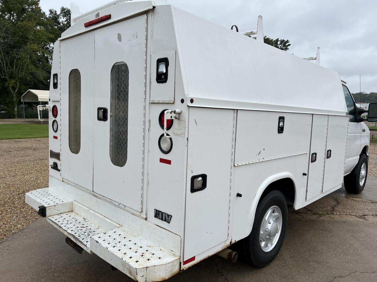 2017 White /Gray Ford Econoline E-350 Super Duty (1FDWE3FS8HD) with an 6.8L V10 SOHC 20V engine, Automatic transmission, located at 4520 Airline Hwy, Baton Rouge, LA, 70805, (225) 357-1497, 30.509325, -91.145432 - 2017 Ford E-350 2WD With 10Ft Knapheide Utility Van, 6.8 V10 Gas, 179K Miles, Cold A/C, Tow Pkg. FOR INFO PLEASE CONTACT JEFF AT 225-413-0981 CHECK OUT OUR A+ RATING WITH THE BETTER BUSINESS BUREAU WE HAVE BEEN A FAMILY OWNED AND OPERATED BUSINESS AT THE SAME LOCATION FOR OVER 45 YEARS. WE STRIVE TO - Photo#5