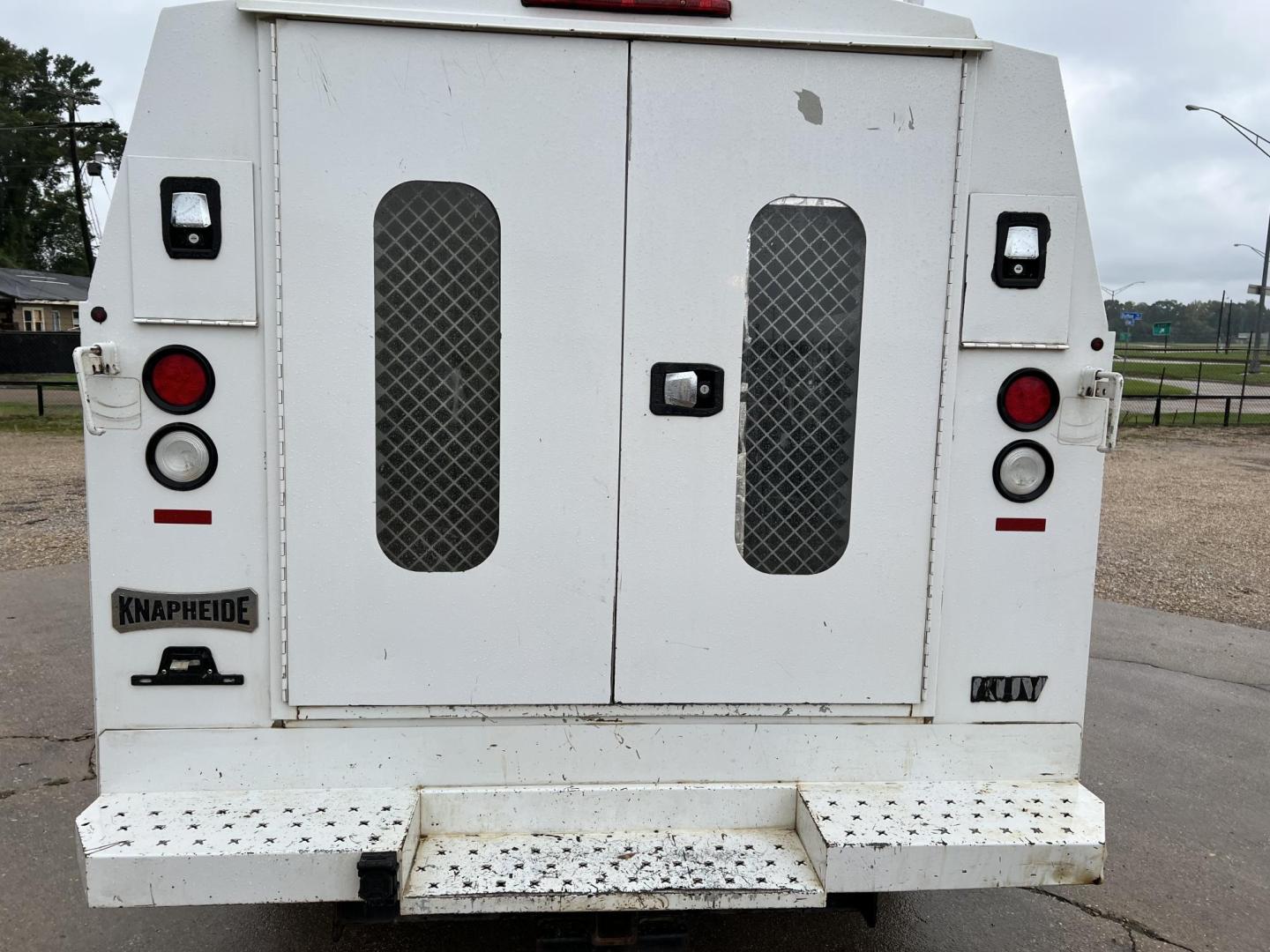 2017 White /Gray Ford Econoline E-350 Super Duty (1FDWE3FS8HD) with an 6.8L V10 SOHC 20V engine, Automatic transmission, located at 4520 Airline Hwy, Baton Rouge, LA, 70805, (225) 357-1497, 30.509325, -91.145432 - 2017 Ford E-350 2WD With 10Ft Knapheide Utility Van, 6.8 V10 Gas, 179K Miles, Cold A/C, Tow Pkg. FOR INFO PLEASE CONTACT JEFF AT 225-413-0981 CHECK OUT OUR A+ RATING WITH THE BETTER BUSINESS BUREAU WE HAVE BEEN A FAMILY OWNED AND OPERATED BUSINESS AT THE SAME LOCATION FOR OVER 45 YEARS. WE STRIVE TO - Photo#6