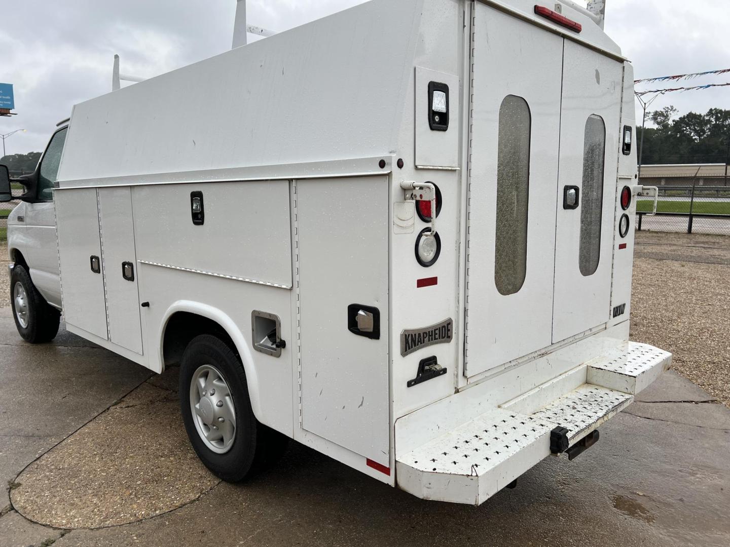 2017 White /Gray Ford Econoline E-350 Super Duty (1FDWE3FS8HD) with an 6.8L V10 SOHC 20V engine, Automatic transmission, located at 4520 Airline Hwy, Baton Rouge, LA, 70805, (225) 357-1497, 30.509325, -91.145432 - 2017 Ford E-350 2WD With 10Ft Knapheide Utility Van, 6.8 V10 Gas, 179K Miles, Cold A/C, Tow Pkg. FOR INFO PLEASE CONTACT JEFF AT 225-413-0981 CHECK OUT OUR A+ RATING WITH THE BETTER BUSINESS BUREAU WE HAVE BEEN A FAMILY OWNED AND OPERATED BUSINESS AT THE SAME LOCATION FOR OVER 45 YEARS. WE STRIVE TO - Photo#7