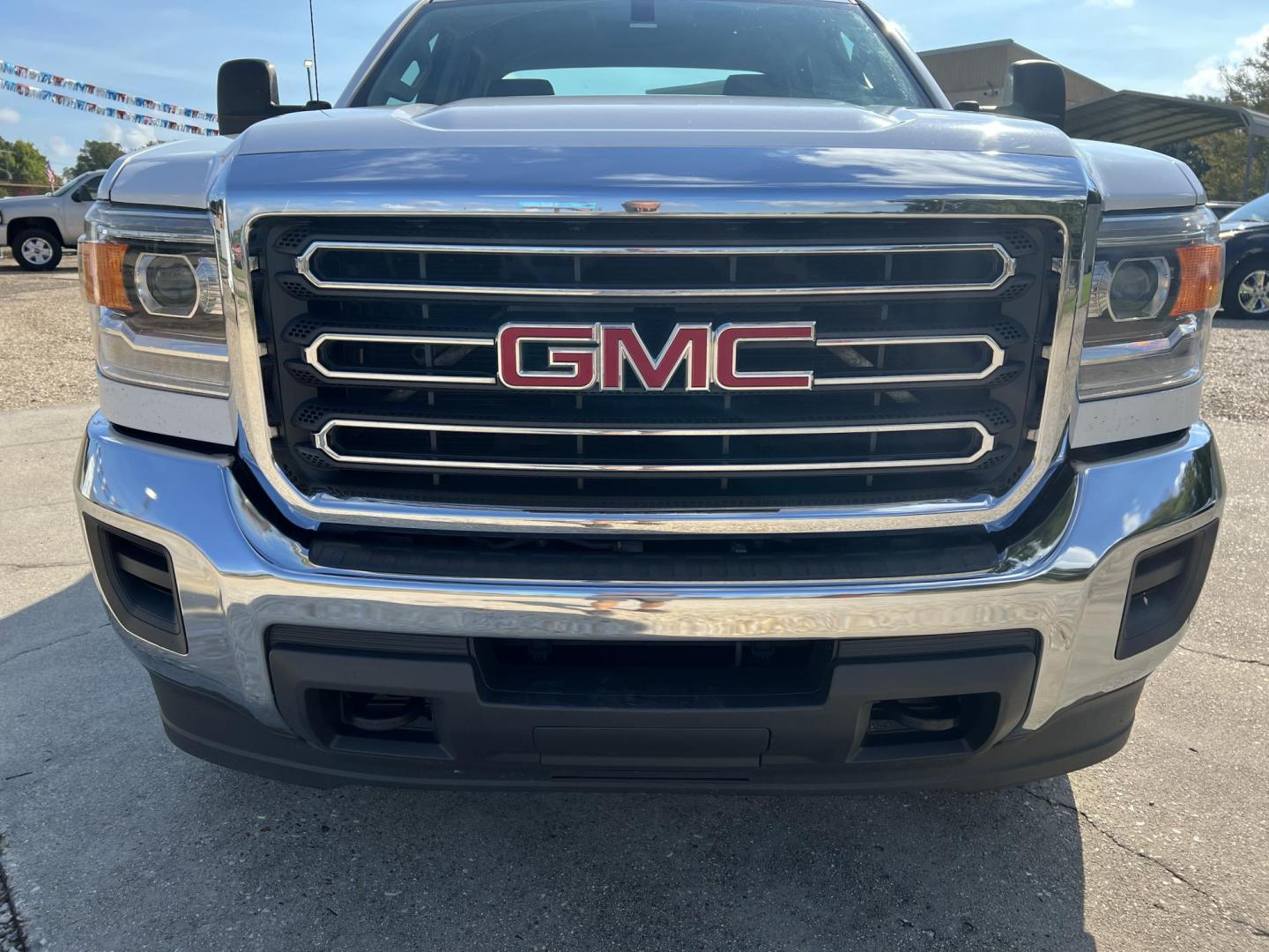 2018 White /Gray GMC Sierra 2500HD (1GT21REG9JZ) with an 6.0L V8 Gas engine, 6-Speed Automatic transmission, located at 4520 Airline Hwy, Baton Rouge, LA, 70805, (225) 357-1497, 30.509325, -91.145432 - 2018 GMC Sierra 2500HD Double Cab 2WD ***ONE OWNER & NO ACCIDENTS*** 6.0 V8 Gas, 204K Miles, 8Ft Bed, Power Windows & Locks, Spray In Bedliner, Tow Pkg. FOR INFO PLEASE CONTACT JEFF AT 225-413-0981 CHECK OUT OUR A+ RATING WITH THE BETTER BUSINESS BUREAU WE HAVE BEEN A FAMILY OWNED AND OPERATED BU - Photo#2