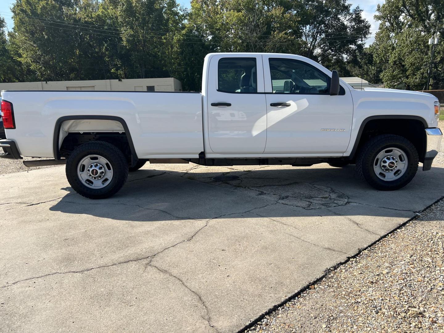 2018 White /Gray GMC Sierra 2500HD (1GT21REG9JZ) with an 6.0L V8 Gas engine, 6-Speed Automatic transmission, located at 4520 Airline Hwy, Baton Rouge, LA, 70805, (225) 357-1497, 30.509325, -91.145432 - 2018 GMC Sierra 2500HD Double Cab 2WD ***ONE OWNER & NO ACCIDENTS*** 6.0 V8 Gas, 204K Miles, 8Ft Bed, Power Windows & Locks, Spray In Bedliner, Tow Pkg. FOR INFO PLEASE CONTACT JEFF AT 225-413-0981 CHECK OUT OUR A+ RATING WITH THE BETTER BUSINESS BUREAU WE HAVE BEEN A FAMILY OWNED AND OPERATED BU - Photo#4