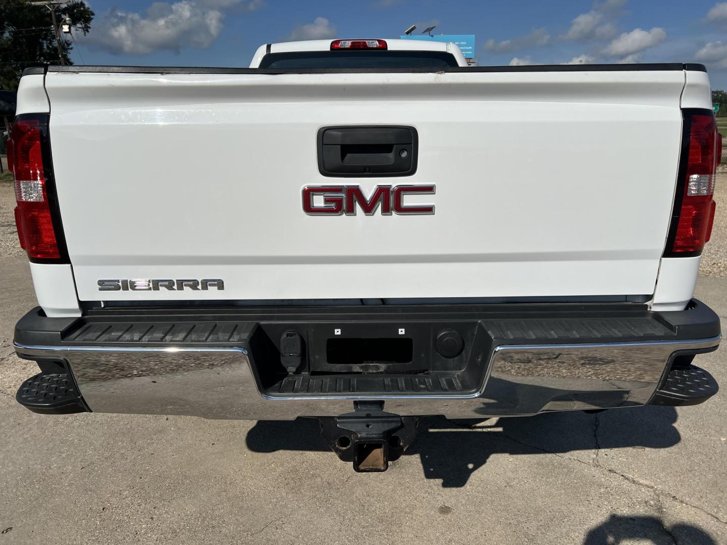 2018 White /Gray GMC Sierra 2500HD (1GT21REG9JZ) with an 6.0L V8 Gas engine, 6-Speed Automatic transmission, located at 4520 Airline Hwy, Baton Rouge, LA, 70805, (225) 357-1497, 30.509325, -91.145432 - 2018 GMC Sierra 2500HD Double Cab 2WD ***ONE OWNER & NO ACCIDENTS*** 6.0 V8 Gas, 204K Miles, 8Ft Bed, Power Windows & Locks, Spray In Bedliner, Tow Pkg. FOR INFO PLEASE CONTACT JEFF AT 225-413-0981 CHECK OUT OUR A+ RATING WITH THE BETTER BUSINESS BUREAU WE HAVE BEEN A FAMILY OWNED AND OPERATED BU - Photo#6