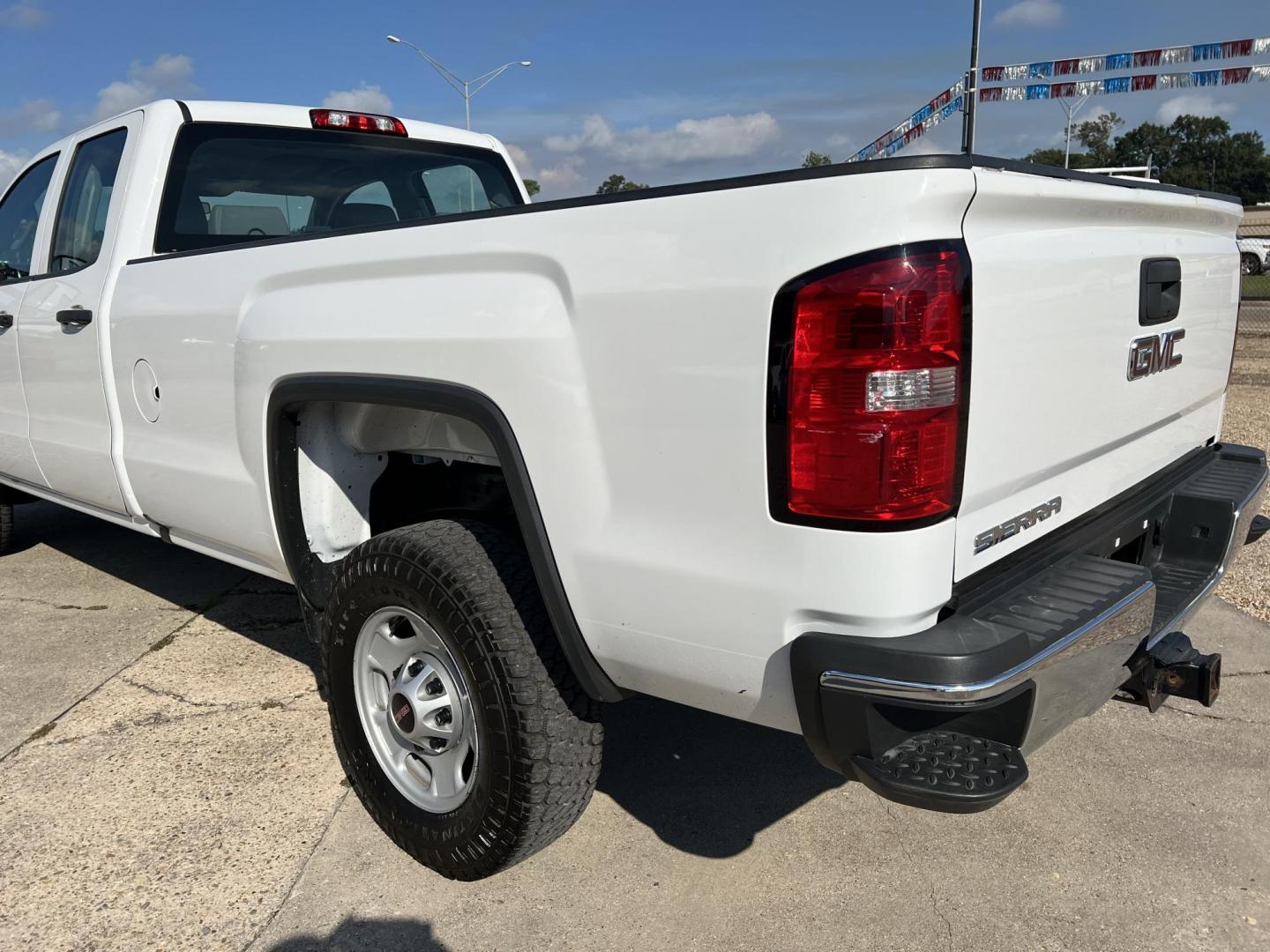 2018 White /Gray GMC Sierra 2500HD (1GT21REG9JZ) with an 6.0L V8 Gas engine, 6-Speed Automatic transmission, located at 4520 Airline Hwy, Baton Rouge, LA, 70805, (225) 357-1497, 30.509325, -91.145432 - 2018 GMC Sierra 2500HD Double Cab 2WD ***ONE OWNER & NO ACCIDENTS*** 6.0 V8 Gas, 204K Miles, 8Ft Bed, Power Windows & Locks, Spray In Bedliner, Tow Pkg. FOR INFO PLEASE CONTACT JEFF AT 225-413-0981 CHECK OUT OUR A+ RATING WITH THE BETTER BUSINESS BUREAU WE HAVE BEEN A FAMILY OWNED AND OPERATED BU - Photo#7