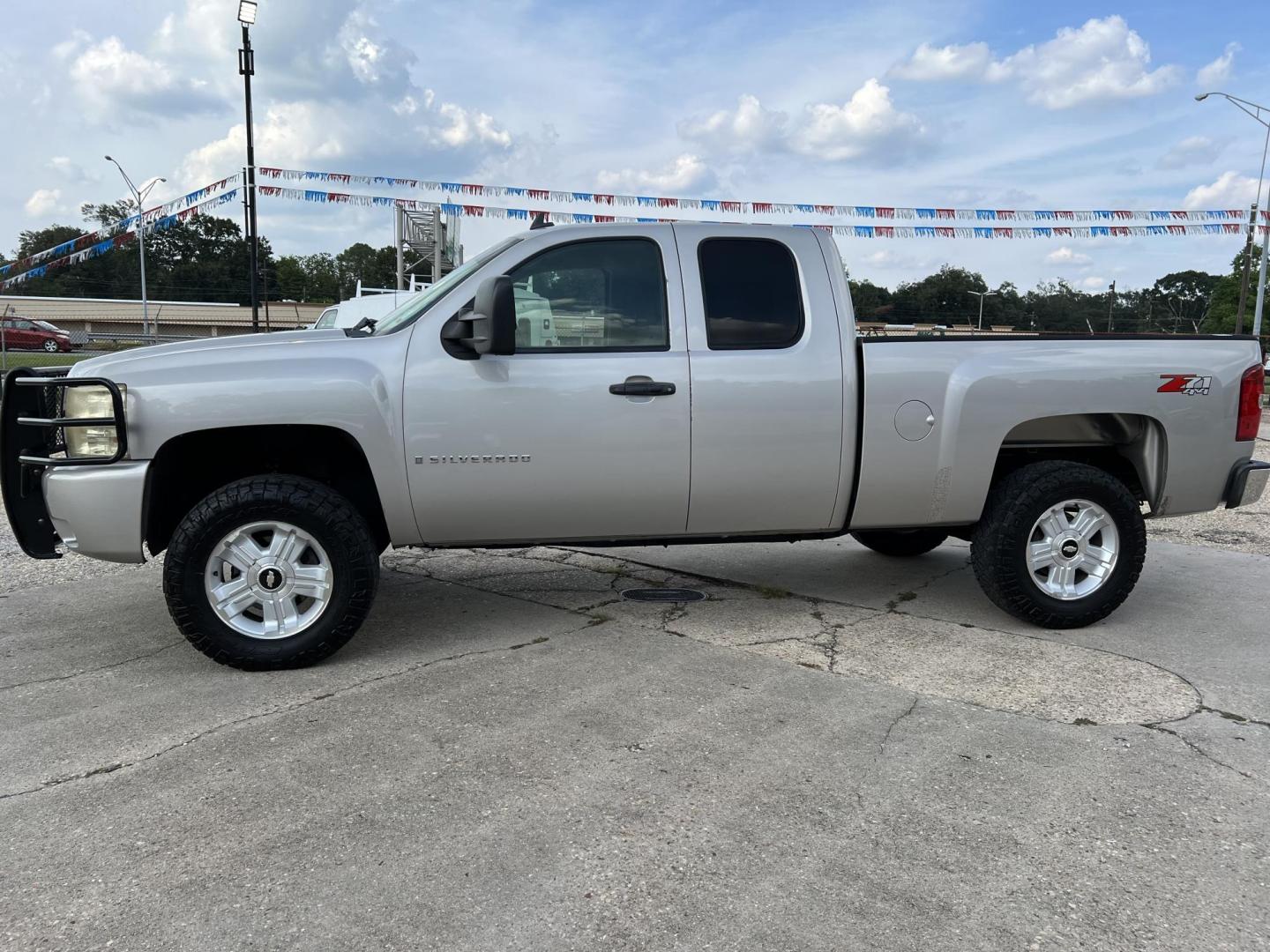 2007 Tan /Gray Chevrolet Silverado 1500 LT1 (2GCEK19JX71) with an 5.3L V8 engine, 4-Speed Automatic Overdrive transmission, located at 4520 Airline Hwy, Baton Rouge, LA, 70805, (225) 357-1497, 30.509325, -91.145432 - 2007 Chevy Silverado Ext Cab LT 4WD Z71 5.3 V8 Gas, 165K Miles, Power Windows & Locks, Spray In Bedliner, Tow Pkg. Hood & Top Have Some Fade To Them. FOR INFO PLEASE CONTACT JEFF AT 225-413-0981 CHECK OUT OUR A+ RATING WITH THE BETTER BUSINESS BUREAU WE HAVE BEEN A FAMILY OWNED AND OPERATED BUSINESS - Photo#1