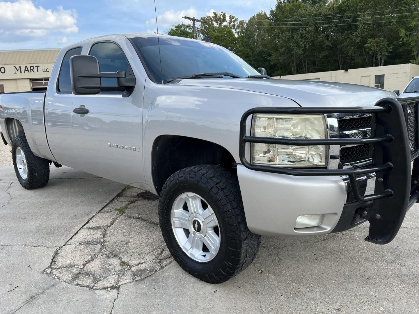 2007 Tan /Gray Chevrolet Silverado 1500 LT1 (2GCEK19JX71) with an 5.3L V8 engine, 4-Speed Automatic Overdrive transmission, located at 4520 Airline Hwy, Baton Rouge, LA, 70805, (225) 357-1497, 30.509325, -91.145432 - 2007 Chevy Silverado Ext Cab LT 4WD Z71 5.3 V8 Gas, 165K Miles, Power Windows & Locks, Spray In Bedliner, Tow Pkg. Hood & Top Have Some Fade To Them. FOR INFO PLEASE CONTACT JEFF AT 225-413-0981 CHECK OUT OUR A+ RATING WITH THE BETTER BUSINESS BUREAU WE HAVE BEEN A FAMILY OWNED AND OPERATED BUSINESS - Photo#3