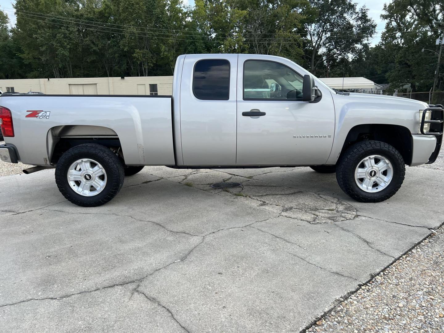 2007 Tan /Gray Chevrolet Silverado 1500 LT1 (2GCEK19JX71) with an 5.3L V8 engine, 4-Speed Automatic Overdrive transmission, located at 4520 Airline Hwy, Baton Rouge, LA, 70805, (225) 357-1497, 30.509325, -91.145432 - 2007 Chevy Silverado Ext Cab LT 4WD Z71 5.3 V8 Gas, 165K Miles, Power Windows & Locks, Spray In Bedliner, Tow Pkg. Hood & Top Have Some Fade To Them. FOR INFO PLEASE CONTACT JEFF AT 225-413-0981 CHECK OUT OUR A+ RATING WITH THE BETTER BUSINESS BUREAU WE HAVE BEEN A FAMILY OWNED AND OPERATED BUSINESS - Photo#4