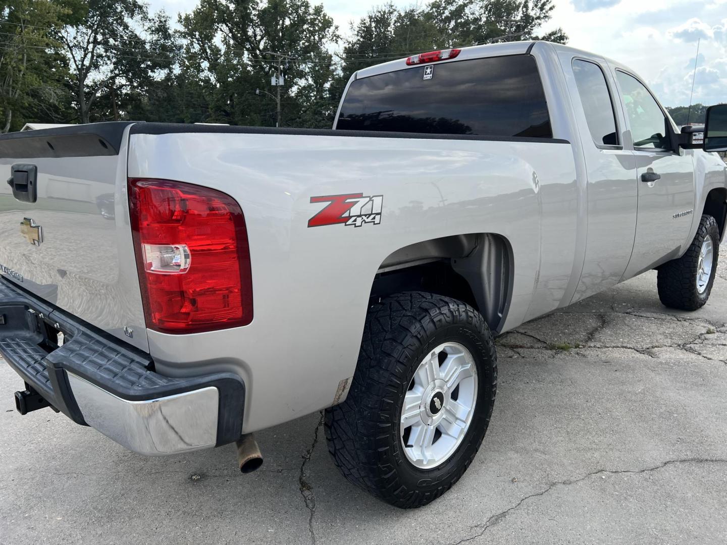 2007 Tan /Gray Chevrolet Silverado 1500 LT1 (2GCEK19JX71) with an 5.3L V8 engine, 4-Speed Automatic Overdrive transmission, located at 4520 Airline Hwy, Baton Rouge, LA, 70805, (225) 357-1497, 30.509325, -91.145432 - 2007 Chevy Silverado Ext Cab LT 4WD Z71 5.3 V8 Gas, 165K Miles, Power Windows & Locks, Spray In Bedliner, Tow Pkg. Hood & Top Have Some Fade To Them. FOR INFO PLEASE CONTACT JEFF AT 225-413-0981 CHECK OUT OUR A+ RATING WITH THE BETTER BUSINESS BUREAU WE HAVE BEEN A FAMILY OWNED AND OPERATED BUSINESS - Photo#6