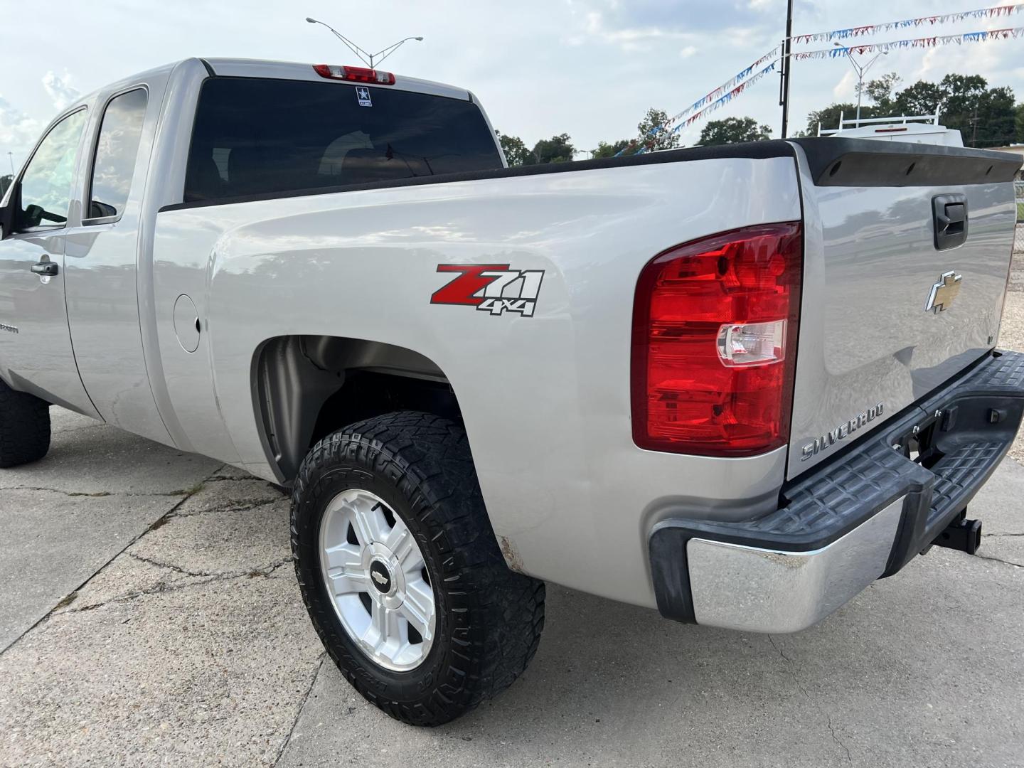 2007 Tan /Gray Chevrolet Silverado 1500 LT1 (2GCEK19JX71) with an 5.3L V8 engine, 4-Speed Automatic Overdrive transmission, located at 4520 Airline Hwy, Baton Rouge, LA, 70805, (225) 357-1497, 30.509325, -91.145432 - 2007 Chevy Silverado Ext Cab LT 4WD Z71 5.3 V8 Gas, 165K Miles, Power Windows & Locks, Spray In Bedliner, Tow Pkg. Hood & Top Have Some Fade To Them. FOR INFO PLEASE CONTACT JEFF AT 225-413-0981 CHECK OUT OUR A+ RATING WITH THE BETTER BUSINESS BUREAU WE HAVE BEEN A FAMILY OWNED AND OPERATED BUSINESS - Photo#7