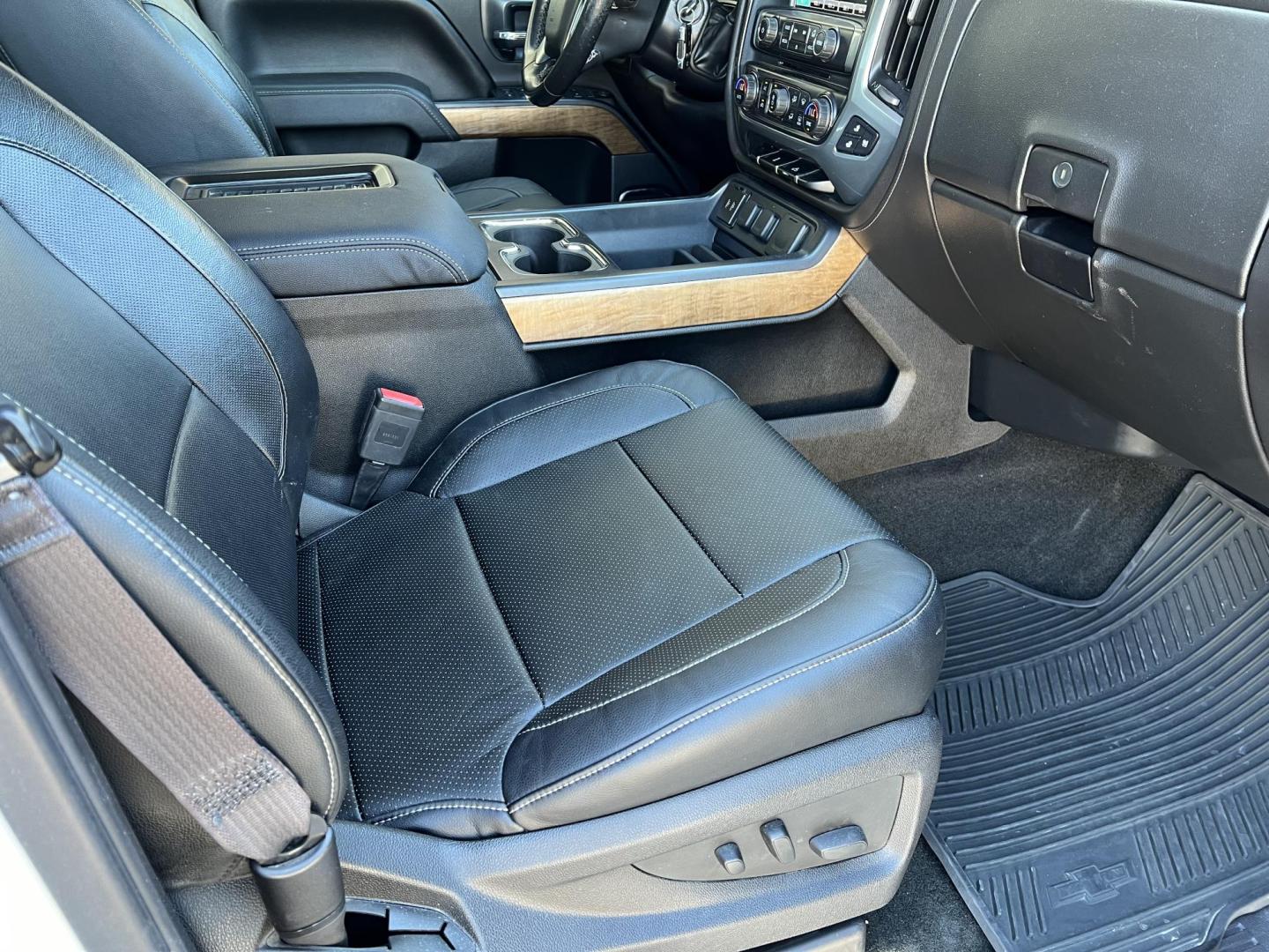 2017 White /Black Chevrolet Silverado 1500 LTZ (3GCUKSEC1HG) with an 5.3L V8 engine, 6-Speed Automatic transmission, located at 4520 Airline Hwy, Baton Rouge, LA, 70805, (225) 357-1497, 30.509325, -91.145432 - 2017 Chevy Silverado Crew Cab LTZ 4WD 5.3 V8 Gas, 201K Miles, Leather, Sunroof, All Power, Loaded, Cold A/C, New Tires, Tow Pkg. FOR INFO PLEASE CONTACT JEFF AT 225-413-0981 CHECK OUT OUR A+ RATING WITH THE BETTER BUSINESS BUREAU WE HAVE BEEN A FAMILY OWNED AND OPERATED BUSINESS AT THE SAME LOCATIO - Photo#10