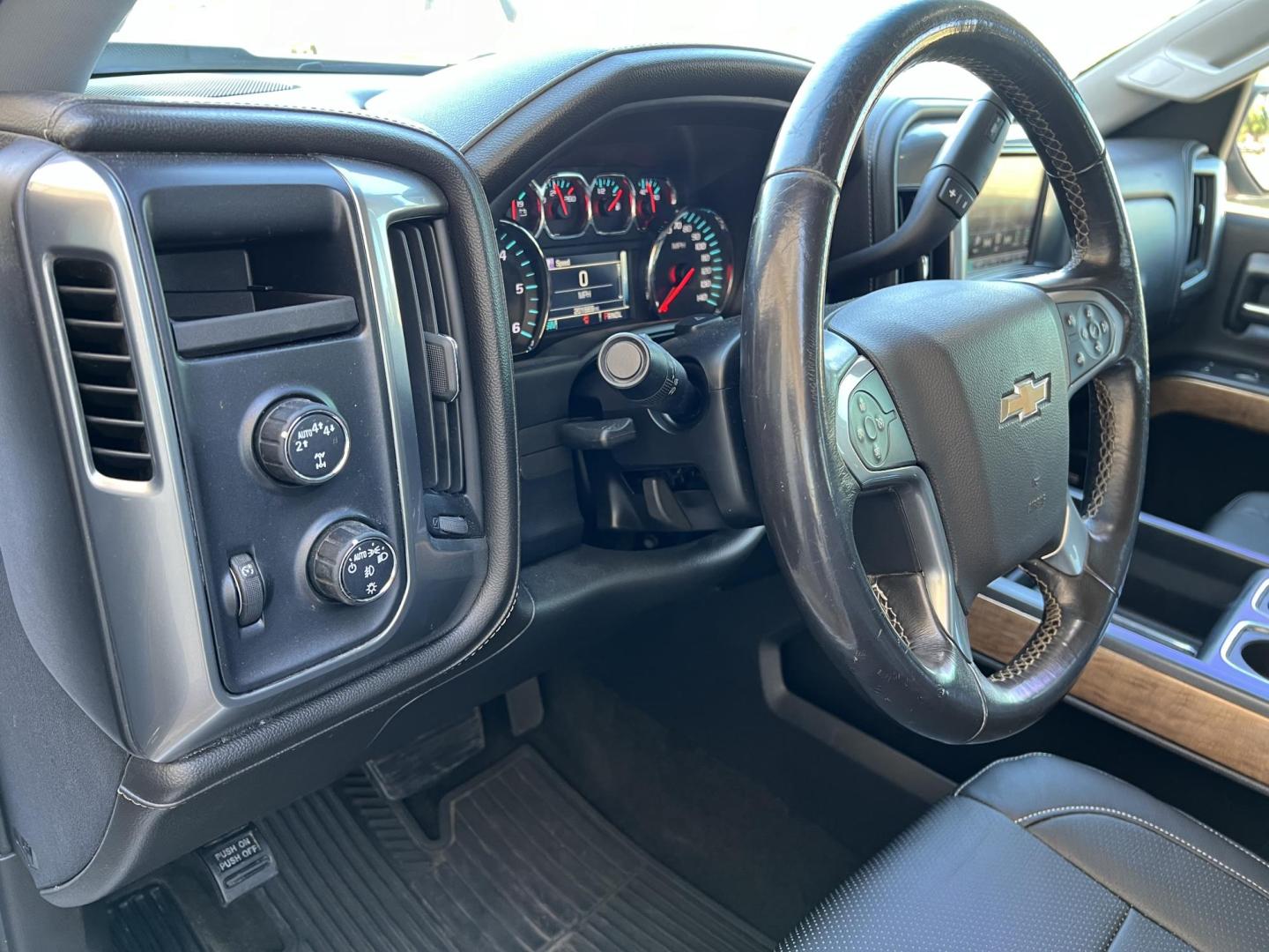 2017 White /Black Chevrolet Silverado 1500 LTZ (3GCUKSEC1HG) with an 5.3L V8 engine, 6-Speed Automatic transmission, located at 4520 Airline Hwy, Baton Rouge, LA, 70805, (225) 357-1497, 30.509325, -91.145432 - 2017 Chevy Silverado Crew Cab LTZ 4WD 5.3 V8 Gas, 201K Miles, Leather, Sunroof, All Power, Loaded, Cold A/C, New Tires, Tow Pkg. FOR INFO PLEASE CONTACT JEFF AT 225-413-0981 CHECK OUT OUR A+ RATING WITH THE BETTER BUSINESS BUREAU WE HAVE BEEN A FAMILY OWNED AND OPERATED BUSINESS AT THE SAME LOCATIO - Photo#14