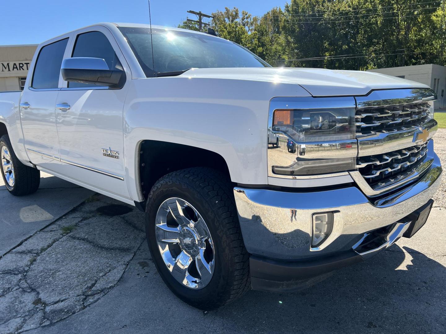 2017 White /Black Chevrolet Silverado 1500 LTZ (3GCUKSEC1HG) with an 5.3L V8 engine, 6-Speed Automatic transmission, located at 4520 Airline Hwy, Baton Rouge, LA, 70805, (225) 357-1497, 30.509325, -91.145432 - 2017 Chevy Silverado Crew Cab LTZ 4WD 5.3 V8 Gas, 201K Miles, Leather, Sunroof, All Power, Loaded, Cold A/C, New Tires, Tow Pkg. FOR INFO PLEASE CONTACT JEFF AT 225-413-0981 CHECK OUT OUR A+ RATING WITH THE BETTER BUSINESS BUREAU WE HAVE BEEN A FAMILY OWNED AND OPERATED BUSINESS AT THE SAME LOCATIO - Photo#3