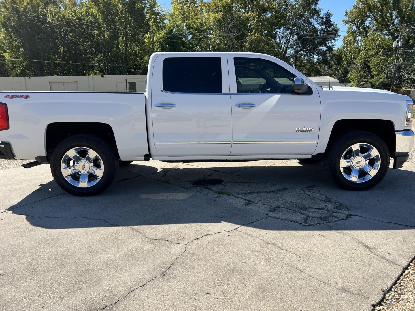 2017 White /Black Chevrolet Silverado 1500 LTZ (3GCUKSEC1HG) with an 5.3L V8 engine, 6-Speed Automatic transmission, located at 4520 Airline Hwy, Baton Rouge, LA, 70805, (225) 357-1497, 30.509325, -91.145432 - 2017 Chevy Silverado Crew Cab LTZ 4WD 5.3 V8 Gas, 201K Miles, Leather, Sunroof, All Power, Loaded, Cold A/C, New Tires, Tow Pkg. FOR INFO PLEASE CONTACT JEFF AT 225-413-0981 CHECK OUT OUR A+ RATING WITH THE BETTER BUSINESS BUREAU WE HAVE BEEN A FAMILY OWNED AND OPERATED BUSINESS AT THE SAME LOCATIO - Photo#4