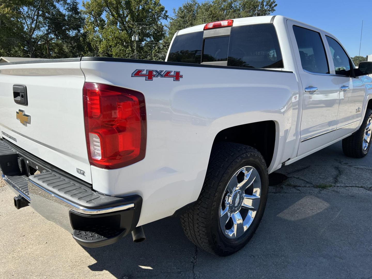 2017 White /Black Chevrolet Silverado 1500 LTZ (3GCUKSEC1HG) with an 5.3L V8 engine, 6-Speed Automatic transmission, located at 4520 Airline Hwy, Baton Rouge, LA, 70805, (225) 357-1497, 30.509325, -91.145432 - 2017 Chevy Silverado Crew Cab LTZ 4WD 5.3 V8 Gas, 201K Miles, Leather, Sunroof, All Power, Loaded, Cold A/C, New Tires, Tow Pkg. FOR INFO PLEASE CONTACT JEFF AT 225-413-0981 CHECK OUT OUR A+ RATING WITH THE BETTER BUSINESS BUREAU WE HAVE BEEN A FAMILY OWNED AND OPERATED BUSINESS AT THE SAME LOCATIO - Photo#5