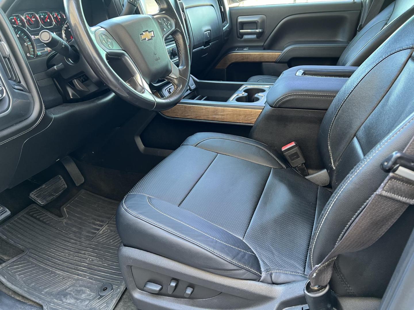 2017 White /Black Chevrolet Silverado 1500 LTZ (3GCUKSEC1HG) with an 5.3L V8 engine, 6-Speed Automatic transmission, located at 4520 Airline Hwy, Baton Rouge, LA, 70805, (225) 357-1497, 30.509325, -91.145432 - 2017 Chevy Silverado Crew Cab LTZ 4WD 5.3 V8 Gas, 201K Miles, Leather, Sunroof, All Power, Loaded, Cold A/C, New Tires, Tow Pkg. FOR INFO PLEASE CONTACT JEFF AT 225-413-0981 CHECK OUT OUR A+ RATING WITH THE BETTER BUSINESS BUREAU WE HAVE BEEN A FAMILY OWNED AND OPERATED BUSINESS AT THE SAME LOCATIO - Photo#9