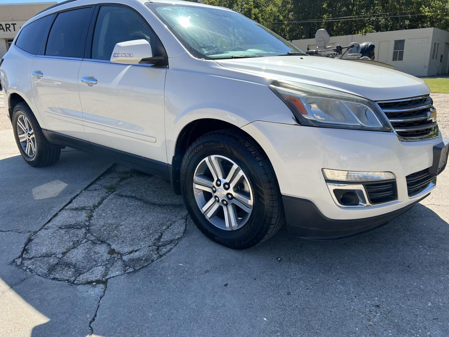 2015 White /Gray Chevrolet Traverse 1LT (1GNKRGKD2FJ) with an 3.6L V6 DOHC 24V engine, 6-Speed Automatic transmission, located at 4520 Airline Hwy, Baton Rouge, LA, 70805, (225) 357-1497, 30.509325, -91.145432 - 2015 Chevrolet Traverse LT 3.6 V6 Gas, 152K Miles, Automatic, Dual A/C, Seats 7, All Power. FOR INFO PLEASE CONTACT JEFF AT 225-413-0981 CHECK OUT OUR A+ RATING WITH THE BETTER BUSINESS BUREAU WE HAVE BEEN A FAMILY OWNED AND OPERATED BUSINESS AT THE SAME LOCATION FOR OVER 45 YEARS. WE STRIVE TO KEEP - Photo#3