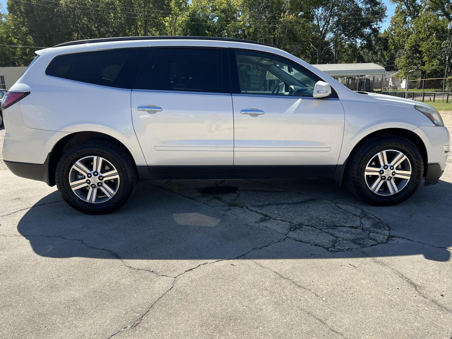 2015 White /Gray Chevrolet Traverse 1LT (1GNKRGKD2FJ) with an 3.6L V6 DOHC 24V engine, 6-Speed Automatic transmission, located at 4520 Airline Hwy, Baton Rouge, LA, 70805, (225) 357-1497, 30.509325, -91.145432 - 2015 Chevrolet Traverse LT 3.6 V6 Gas, 152K Miles, Automatic, Dual A/C, Seats 7, All Power. FOR INFO PLEASE CONTACT JEFF AT 225-413-0981 CHECK OUT OUR A+ RATING WITH THE BETTER BUSINESS BUREAU WE HAVE BEEN A FAMILY OWNED AND OPERATED BUSINESS AT THE SAME LOCATION FOR OVER 45 YEARS. WE STRIVE TO KEEP - Photo#4