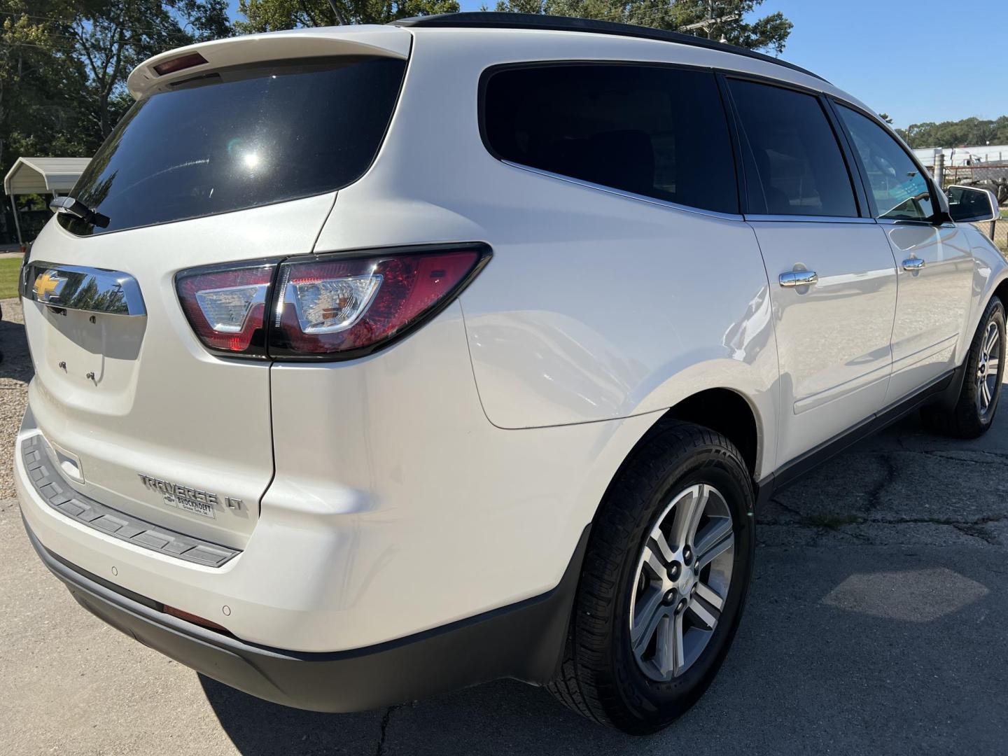 2015 White /Gray Chevrolet Traverse 1LT (1GNKRGKD2FJ) with an 3.6L V6 DOHC 24V engine, 6-Speed Automatic transmission, located at 4520 Airline Hwy, Baton Rouge, LA, 70805, (225) 357-1497, 30.509325, -91.145432 - 2015 Chevrolet Traverse LT 3.6 V6 Gas, 152K Miles, Automatic, Dual A/C, Seats 7, All Power. FOR INFO PLEASE CONTACT JEFF AT 225-413-0981 CHECK OUT OUR A+ RATING WITH THE BETTER BUSINESS BUREAU WE HAVE BEEN A FAMILY OWNED AND OPERATED BUSINESS AT THE SAME LOCATION FOR OVER 45 YEARS. WE STRIVE TO KEEP - Photo#5