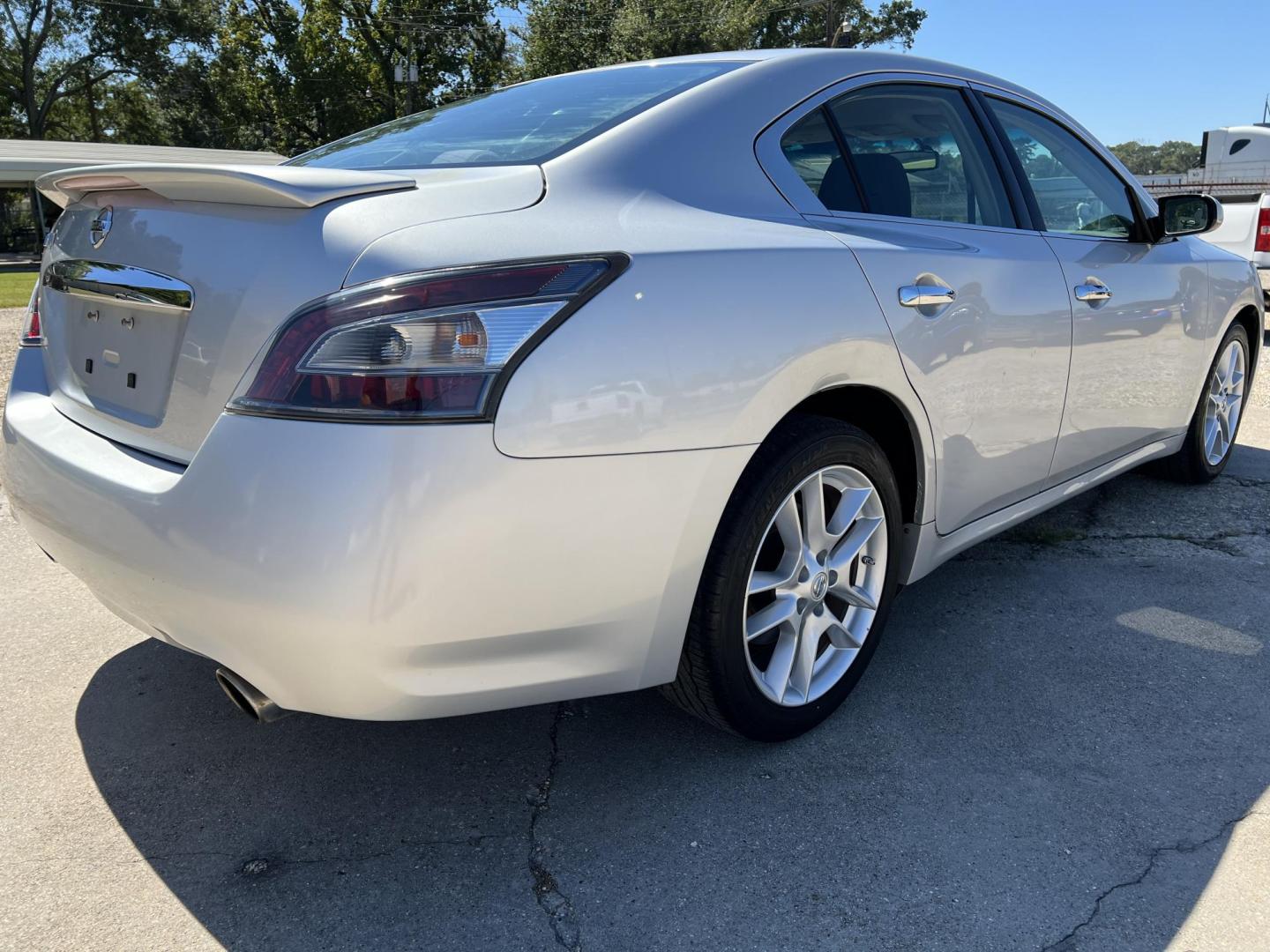 2014 Silver /Gray Nissan Maxima SV (1N4AA5AP2EC) with an 3.5L V6 DOHC 24V engine, Automatic transmission, located at 4520 Airline Hwy, Baton Rouge, LA, 70805, (225) 357-1497, 30.509325, -91.145432 - 2014 Nissan Maxima **No Accidents & Two Owners** 3.5 V6 Gas, 107K Miles, Automatic, Sunroof, Power Windows, Locks, Mirrors & Seat. FOR INFO PLEASE CONTACT JEFF AT 225-413-0981 CHECK OUT OUR A+ RATING WITH THE BETTER BUSINESS BUREAU WE HAVE BEEN A FAMILY OWNED AND OPERATED BUSINESS AT THE SAME LOCAT - Photo#5