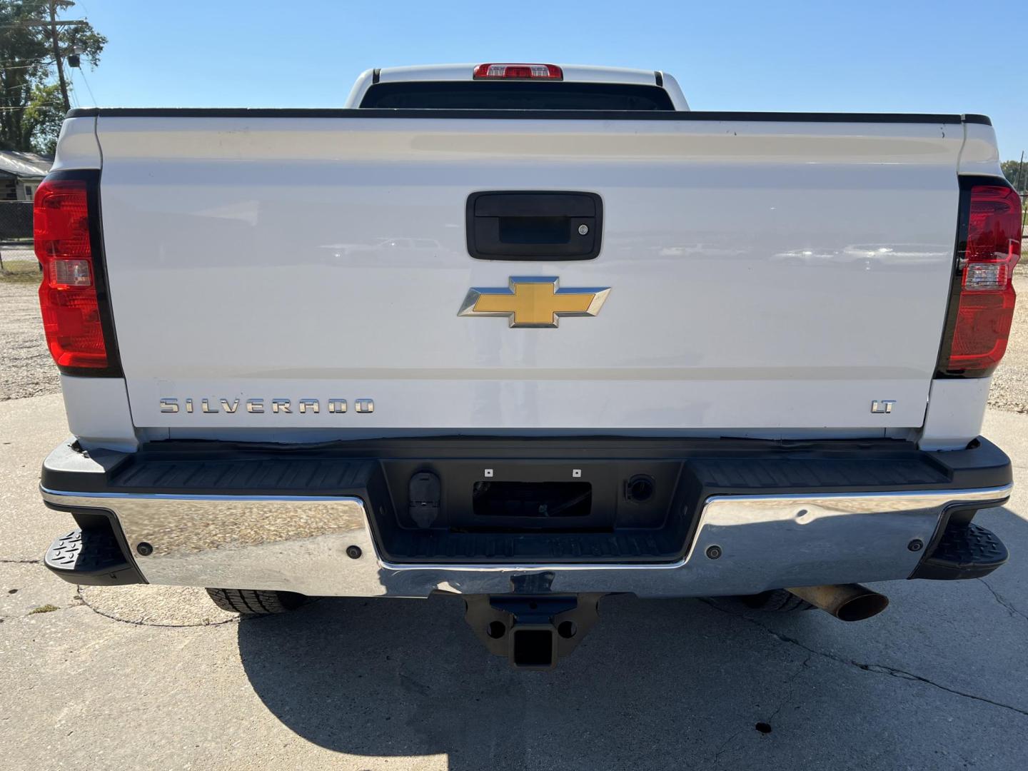 2015 White /Gray Chevrolet Silverado 2500HD LT (1GC2KVEG4FZ) with an 6.0L V8 engine, 6-Speed Automatic transmission, located at 4520 Airline Hwy, Baton Rouge, LA, 70805, (225) 357-1497, 30.509325, -91.145432 - 2015 Chevy 2500HD Double Cab LT 4X4 6.0 V8 Gas, 188K Miles, 6.5Ft Bed, Power Windows & Locks, New Tires, Tow Pkg. Has Some Minor Dent On Roof. FOR INFO PLEASE CONTACT JEFF AT 225-413-0981 CHECK OUT OUR A+ RATING WITH THE BETTER BUSINESS BUREAU WE HAVE BEEN A FAMILY OWNED AND OPERATED BUSINESS AT TH - Photo#6