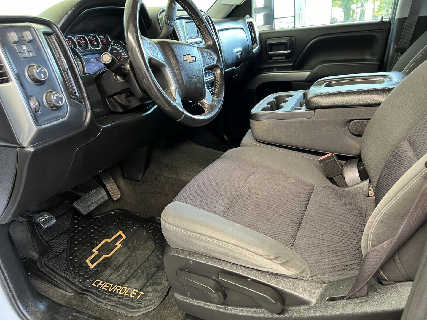 2015 White /Gray Chevrolet Silverado 2500HD LT (1GC2KVEG4FZ) with an 6.0L V8 engine, 6-Speed Automatic transmission, located at 4520 Airline Hwy, Baton Rouge, LA, 70805, (225) 357-1497, 30.509325, -91.145432 - 2015 Chevy 2500HD Double Cab LT 4X4 6.0 V8 Gas, 188K Miles, 6.5Ft Bed, Power Windows & Locks, New Tires, Tow Pkg. Has Some Minor Dent On Roof. FOR INFO PLEASE CONTACT JEFF AT 225-413-0981 CHECK OUT OUR A+ RATING WITH THE BETTER BUSINESS BUREAU WE HAVE BEEN A FAMILY OWNED AND OPERATED BUSINESS AT TH - Photo#9