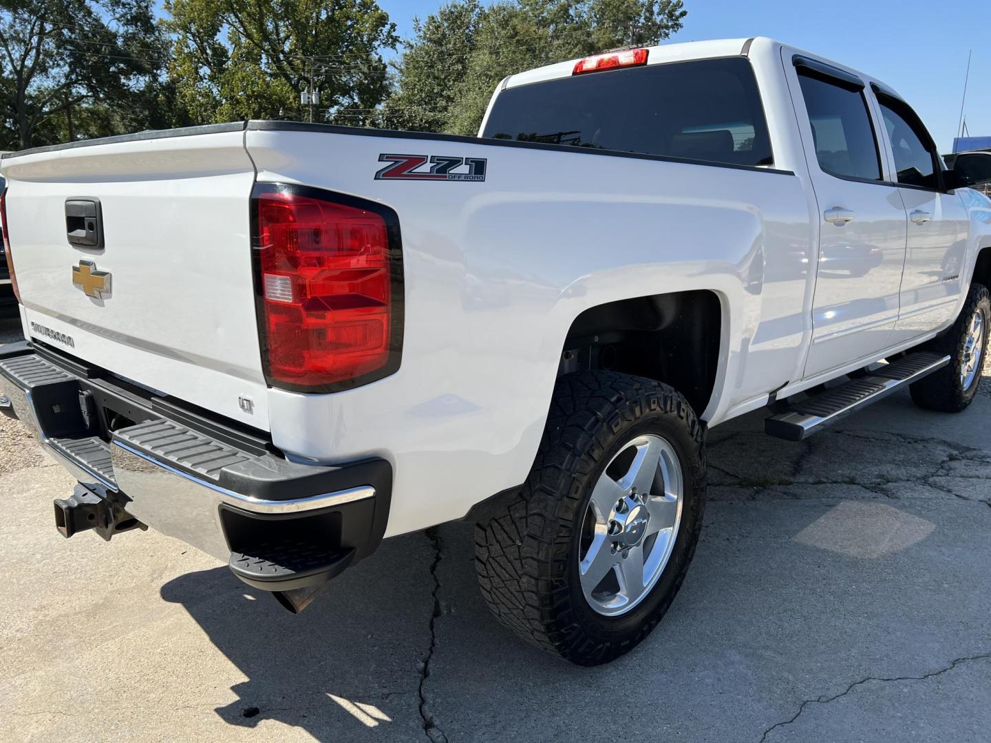 2015 White /Black Chevrolet Silverado 2500HD LT (1GC1KVEG4FF) with an 6.0L V8 engine, 6-Speed Automatic transmission, located at 4520 Airline Hwy, Baton Rouge, LA, 70805, (225) 357-1497, 30.509325, -91.145432 - 2015 Chevy 2500HD Crew Cab LT Z71 4X4 6.0 V8 Gas, 199K Miles, Heated Leather, Power Windows, Locks, Mirrors & Seat, Tow Pkg. FOR INFO PLEASE CONTACT JEFF AT 225-413-0981 CHECK OUT OUR A+ RATING WITH THE BETTER BUSINESS BUREAU WE HAVE BEEN A FAMILY OWNED AND OPERATED BUSINESS AT THE SAME LOCATION F - Photo#5