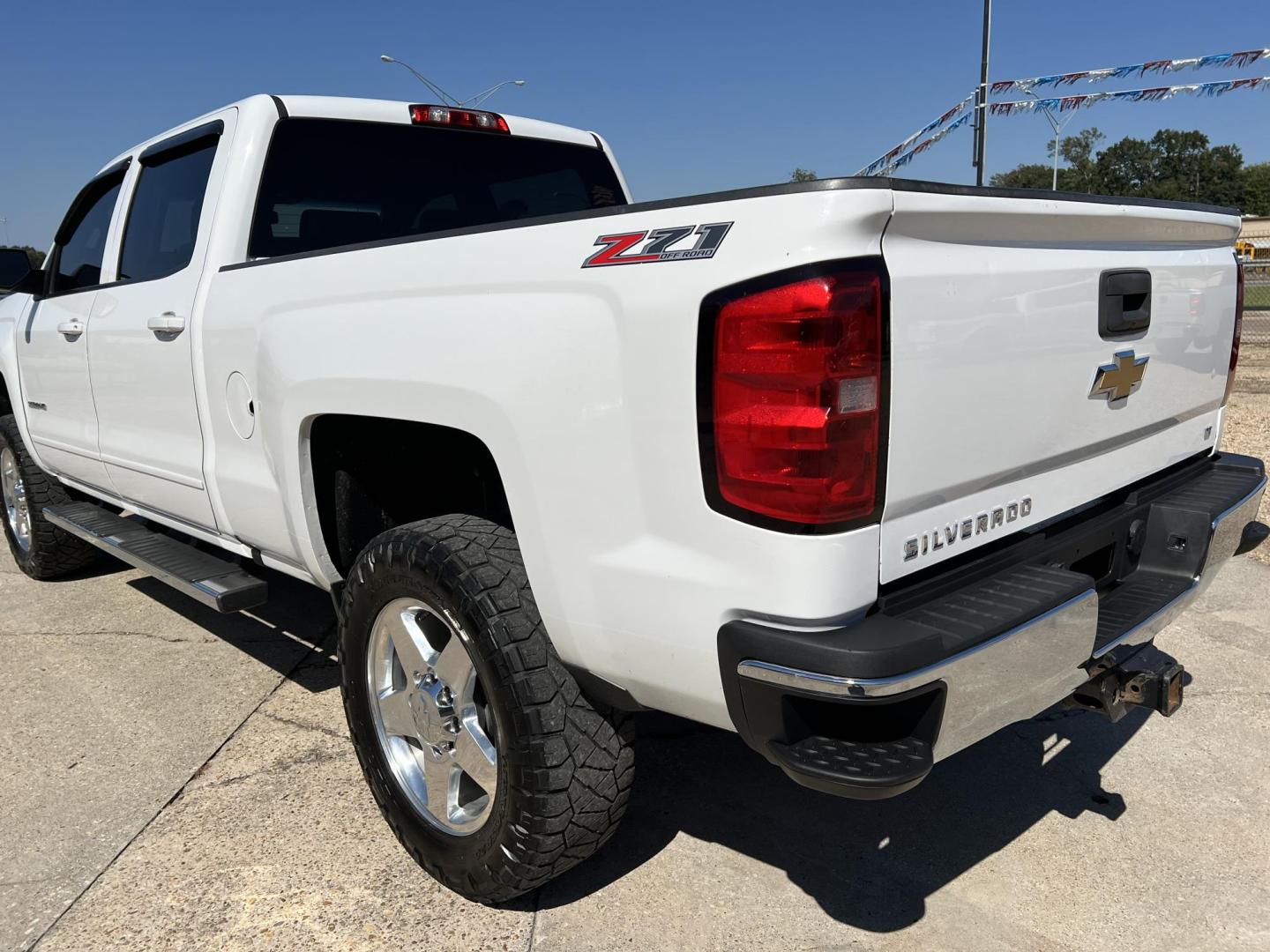 2015 White /Black Chevrolet Silverado 2500HD LT (1GC1KVEG4FF) with an 6.0L V8 engine, 6-Speed Automatic transmission, located at 4520 Airline Hwy, Baton Rouge, LA, 70805, (225) 357-1497, 30.509325, -91.145432 - 2015 Chevy 2500HD Crew Cab LT Z71 4X4 6.0 V8 Gas, 199K Miles, Heated Leather, Power Windows, Locks, Mirrors & Seat, Tow Pkg. FOR INFO PLEASE CONTACT JEFF AT 225-413-0981 CHECK OUT OUR A+ RATING WITH THE BETTER BUSINESS BUREAU WE HAVE BEEN A FAMILY OWNED AND OPERATED BUSINESS AT THE SAME LOCATION F - Photo#7