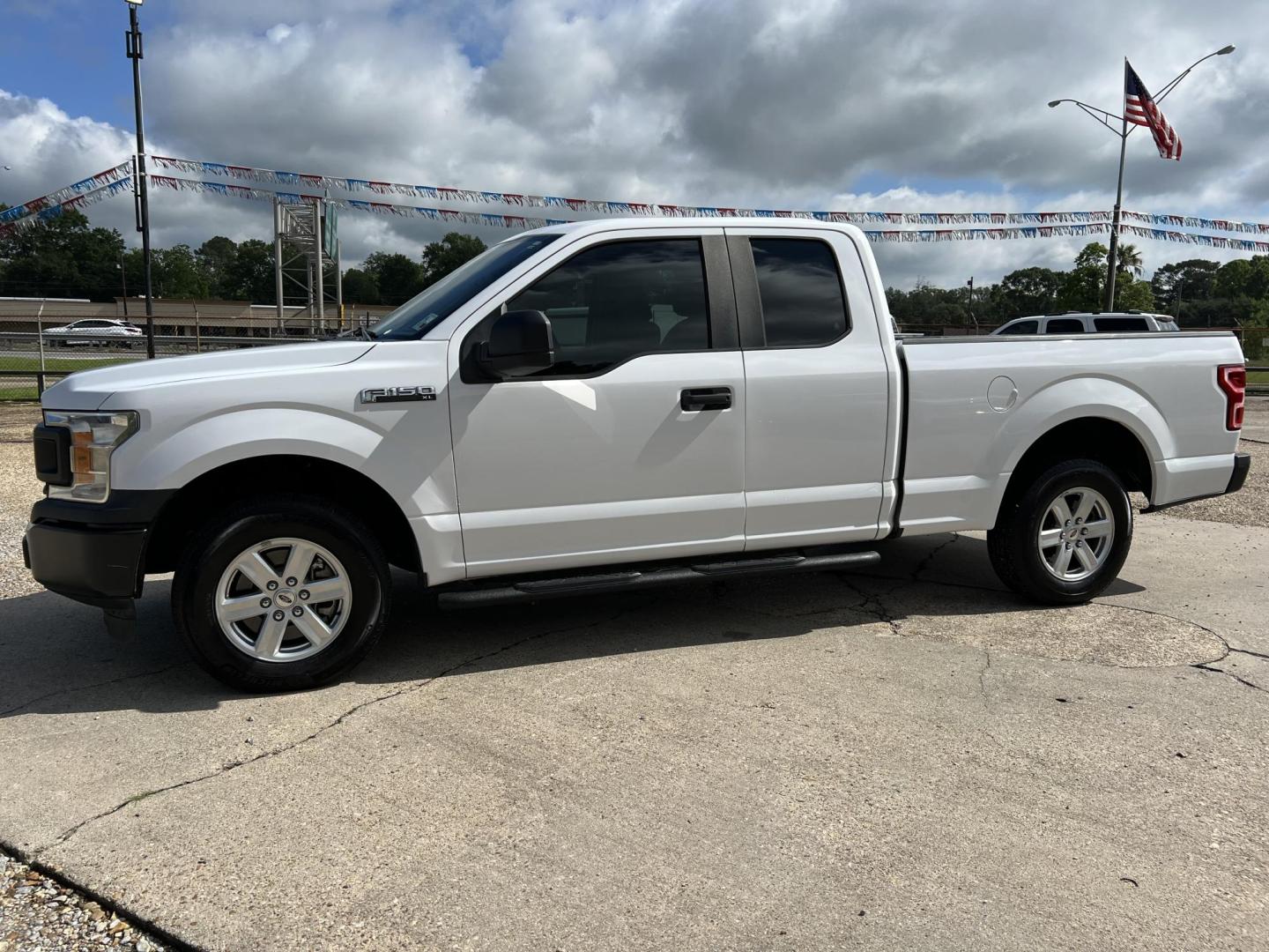 2019 White /Grey Ford F-150 XL (1FTEX1CB1KK) with an 3.3L V6 DOHC 24V engine, Automatic transmission, located at 4520 Airline Hwy, Baton Rouge, LA, 70805, (225) 357-1497, 30.509325, -91.145432 - 2019 Ford F150 SuperCab XL 3.3 V6 Gas, 137K Miles, NO ACCIDENTS, Cold A/C, Power Windows & Locks, Spray In Bedliner, Tow Pkg. FOR INFO PLEASE CONTACT JEFF AT 225-413-0981 CHECK OUT OUR A+ RATING WITH THE BETTER BUSINESS BUREAU WE HAVE BEEN A FAMILY OWNED AND OPERATED BUSINESS AT THE SAME LOCATION FO - Photo#1