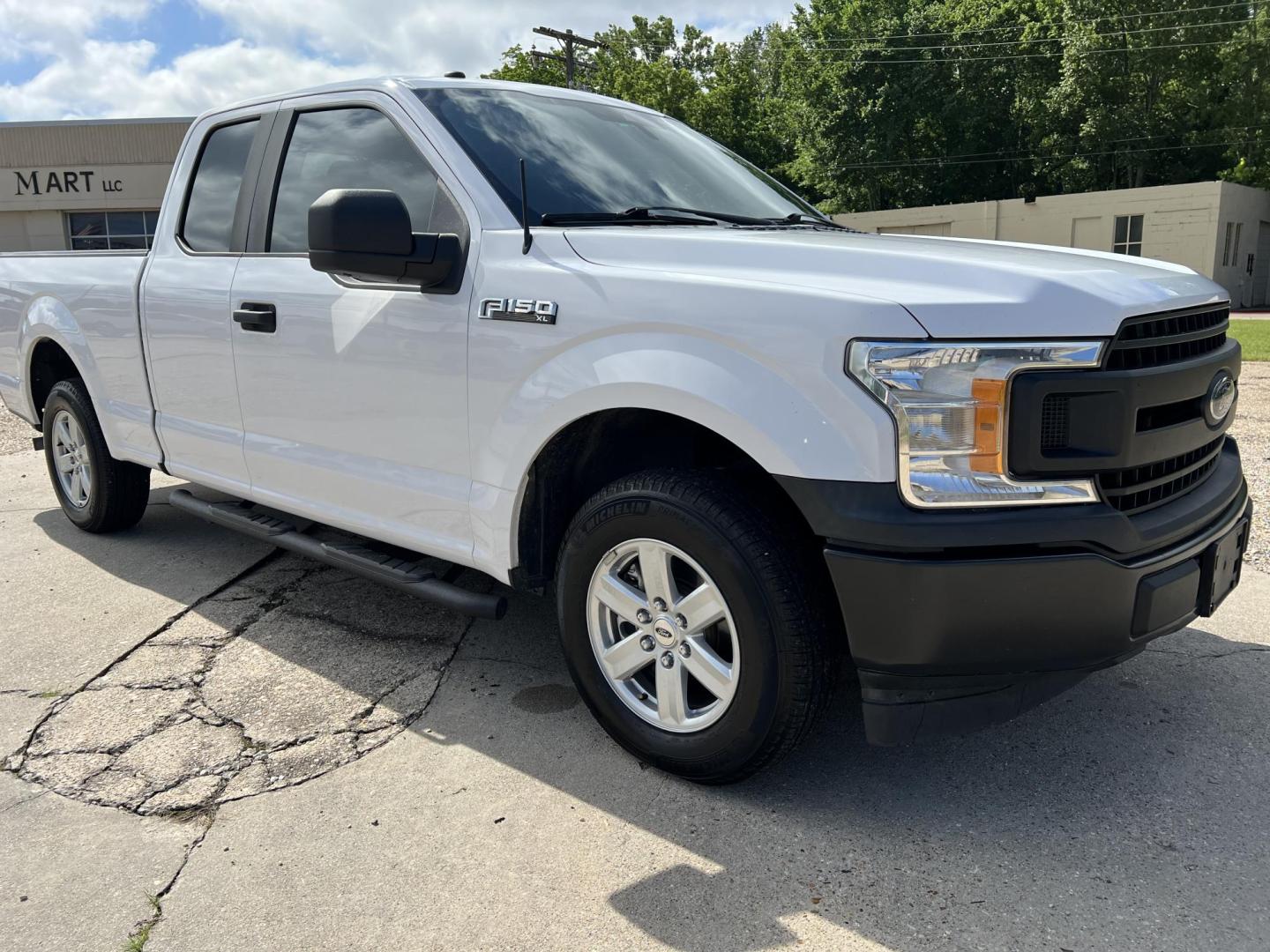 2019 White /Grey Ford F-150 XL (1FTEX1CB1KK) with an 3.3L V6 DOHC 24V engine, Automatic transmission, located at 4520 Airline Hwy, Baton Rouge, LA, 70805, (225) 357-1497, 30.509325, -91.145432 - 2019 Ford F150 SuperCab XL 3.3 V6 Gas, 137K Miles, NO ACCIDENTS, Cold A/C, Power Windows & Locks, Spray In Bedliner, Tow Pkg. FOR INFO PLEASE CONTACT JEFF AT 225-413-0981 CHECK OUT OUR A+ RATING WITH THE BETTER BUSINESS BUREAU WE HAVE BEEN A FAMILY OWNED AND OPERATED BUSINESS AT THE SAME LOCATION FO - Photo#3