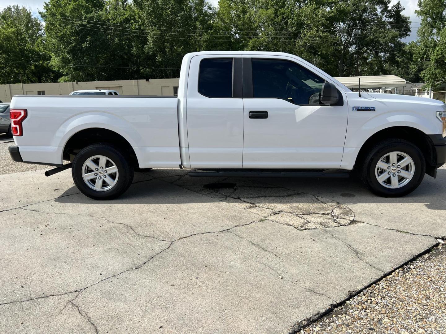 2019 White /Grey Ford F-150 XL (1FTEX1CB1KK) with an 3.3L V6 DOHC 24V engine, Automatic transmission, located at 4520 Airline Hwy, Baton Rouge, LA, 70805, (225) 357-1497, 30.509325, -91.145432 - 2019 Ford F150 SuperCab XL 3.3 V6 Gas, 137K Miles, NO ACCIDENTS, Cold A/C, Power Windows & Locks, Spray In Bedliner, Tow Pkg. FOR INFO PLEASE CONTACT JEFF AT 225-413-0981 CHECK OUT OUR A+ RATING WITH THE BETTER BUSINESS BUREAU WE HAVE BEEN A FAMILY OWNED AND OPERATED BUSINESS AT THE SAME LOCATION FO - Photo#4