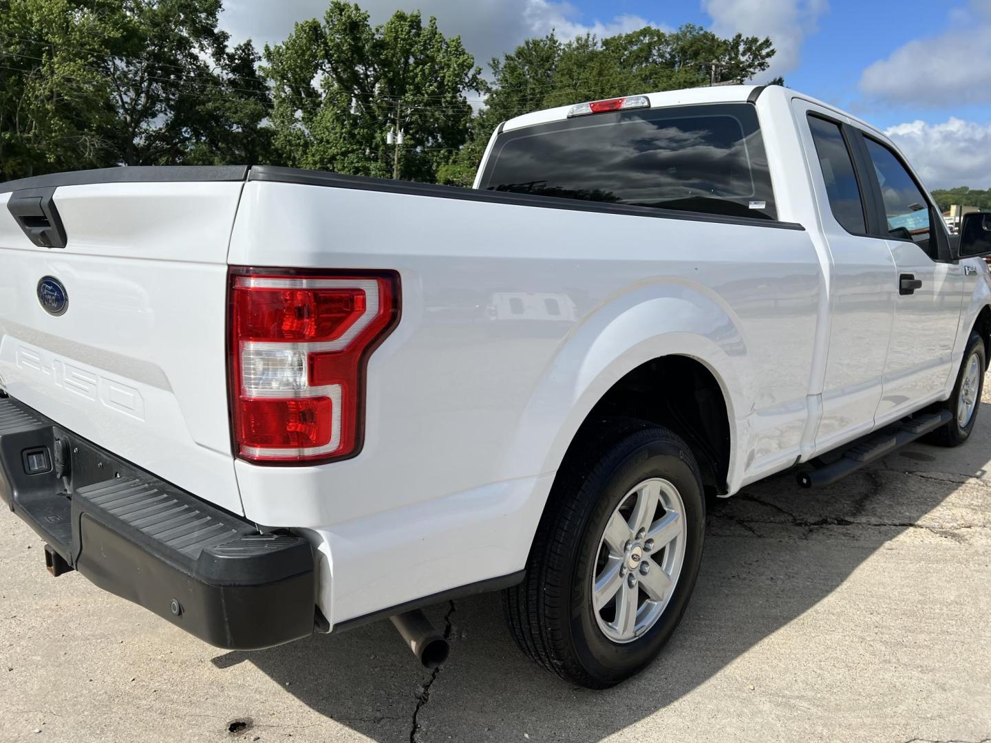 2019 White /Grey Ford F-150 XL (1FTEX1CB1KK) with an 3.3L V6 DOHC 24V engine, Automatic transmission, located at 4520 Airline Hwy, Baton Rouge, LA, 70805, (225) 357-1497, 30.509325, -91.145432 - 2019 Ford F150 SuperCab XL 3.3 V6 Gas, 137K Miles, NO ACCIDENTS, Cold A/C, Power Windows & Locks, Spray In Bedliner, Tow Pkg. FOR INFO PLEASE CONTACT JEFF AT 225-413-0981 CHECK OUT OUR A+ RATING WITH THE BETTER BUSINESS BUREAU WE HAVE BEEN A FAMILY OWNED AND OPERATED BUSINESS AT THE SAME LOCATION FO - Photo#5