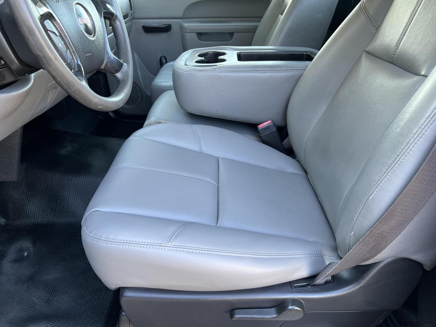 2013 White /Gray GMC Sierra 2500HD Work Truck (1GD01ZCG4DF) with an 6.0L V8 engine, 6-Speed Automatic transmission, located at 4520 Airline Hwy, Baton Rouge, LA, 70805, (225) 357-1497, 30.509325, -91.145432 - 2013 GMC Sierra 2500HD Reg Cab 2WD ***ONE OWNER & NO ACCIDENTS*** 6.0 V8 Gas, 187K Miles, Knapheide Service Bed, Tow Pkg. FOR INFO PLEASE CONTACT JEFF AT 225-413-0981 CHECK OUT OUR A+ RATING WITH THE BETTER BUSINESS BUREAU WE HAVE BEEN A FAMILY OWNED AND OPERATED BUSINESS AT THE SAME LOCATION FOR OV - Photo#10