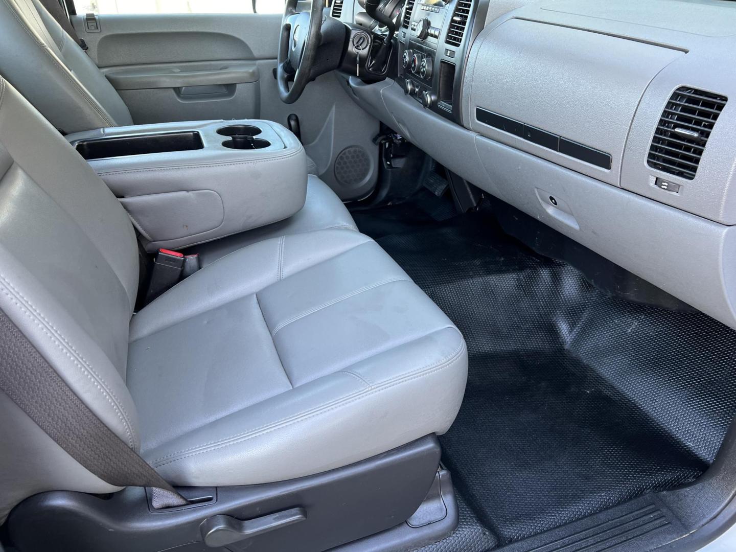 2013 White /Gray GMC Sierra 2500HD Work Truck (1GD01ZCG4DF) with an 6.0L V8 engine, 6-Speed Automatic transmission, located at 4520 Airline Hwy, Baton Rouge, LA, 70805, (225) 357-1497, 30.509325, -91.145432 - 2013 GMC Sierra 2500HD Reg Cab 2WD ***ONE OWNER & NO ACCIDENTS*** 6.0 V8 Gas, 187K Miles, Knapheide Service Bed, Tow Pkg. FOR INFO PLEASE CONTACT JEFF AT 225-413-0981 CHECK OUT OUR A+ RATING WITH THE BETTER BUSINESS BUREAU WE HAVE BEEN A FAMILY OWNED AND OPERATED BUSINESS AT THE SAME LOCATION FOR OV - Photo#11