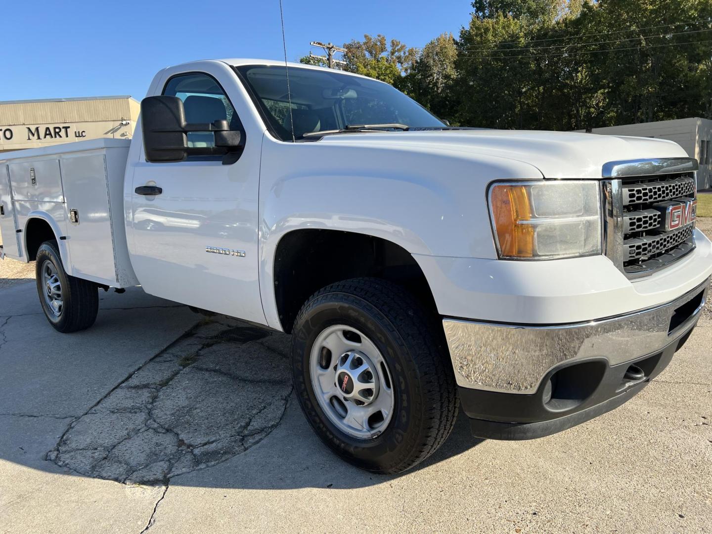 2013 White /Gray GMC Sierra 2500HD Work Truck (1GD01ZCG4DF) with an 6.0L V8 engine, 6-Speed Automatic transmission, located at 4520 Airline Hwy, Baton Rouge, LA, 70805, (225) 357-1497, 30.509325, -91.145432 - 2013 GMC Sierra 2500HD Reg Cab 2WD ***ONE OWNER & NO ACCIDENTS*** 6.0 V8 Gas, 187K Miles, Knapheide Service Bed, Tow Pkg. FOR INFO PLEASE CONTACT JEFF AT 225-413-0981 CHECK OUT OUR A+ RATING WITH THE BETTER BUSINESS BUREAU WE HAVE BEEN A FAMILY OWNED AND OPERATED BUSINESS AT THE SAME LOCATION FOR OV - Photo#3