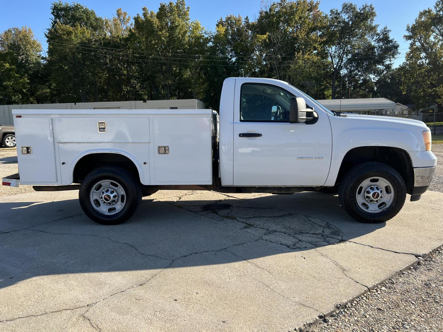 2013 White /Gray GMC Sierra 2500HD Work Truck (1GD01ZCG4DF) with an 6.0L V8 engine, 6-Speed Automatic transmission, located at 4520 Airline Hwy, Baton Rouge, LA, 70805, (225) 357-1497, 30.509325, -91.145432 - 2013 GMC Sierra 2500HD Reg Cab 2WD ***ONE OWNER & NO ACCIDENTS*** 6.0 V8 Gas, 187K Miles, Knapheide Service Bed, Tow Pkg. FOR INFO PLEASE CONTACT JEFF AT 225-413-0981 CHECK OUT OUR A+ RATING WITH THE BETTER BUSINESS BUREAU WE HAVE BEEN A FAMILY OWNED AND OPERATED BUSINESS AT THE SAME LOCATION FOR OV - Photo#4