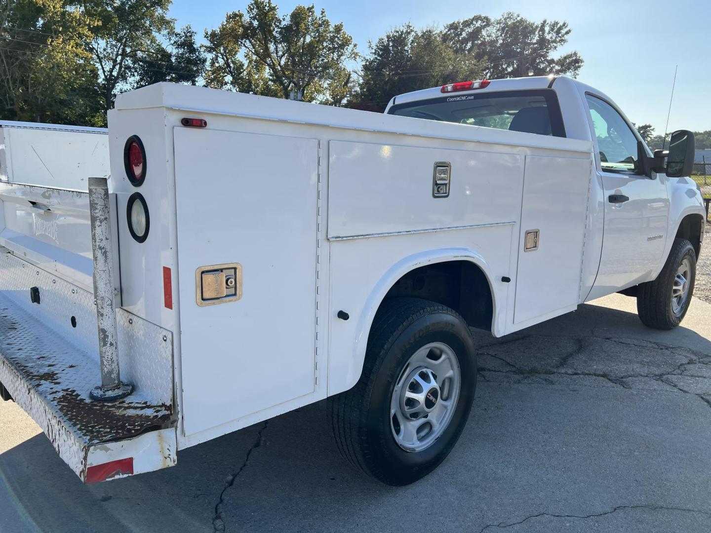 2013 White /Gray GMC Sierra 2500HD Work Truck (1GD01ZCG4DF) with an 6.0L V8 engine, 6-Speed Automatic transmission, located at 4520 Airline Hwy, Baton Rouge, LA, 70805, (225) 357-1497, 30.509325, -91.145432 - 2013 GMC Sierra 2500HD Reg Cab 2WD ***ONE OWNER & NO ACCIDENTS*** 6.0 V8 Gas, 187K Miles, Knapheide Service Bed, Tow Pkg. FOR INFO PLEASE CONTACT JEFF AT 225-413-0981 CHECK OUT OUR A+ RATING WITH THE BETTER BUSINESS BUREAU WE HAVE BEEN A FAMILY OWNED AND OPERATED BUSINESS AT THE SAME LOCATION FOR OV - Photo#5