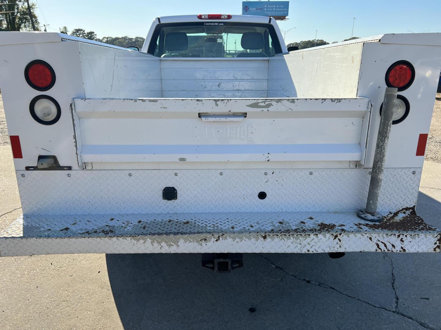 2013 White /Gray GMC Sierra 2500HD Work Truck (1GD01ZCG4DF) with an 6.0L V8 engine, 6-Speed Automatic transmission, located at 4520 Airline Hwy, Baton Rouge, LA, 70805, (225) 357-1497, 30.509325, -91.145432 - 2013 GMC Sierra 2500HD Reg Cab 2WD ***ONE OWNER & NO ACCIDENTS*** 6.0 V8 Gas, 187K Miles, Knapheide Service Bed, Tow Pkg. FOR INFO PLEASE CONTACT JEFF AT 225-413-0981 CHECK OUT OUR A+ RATING WITH THE BETTER BUSINESS BUREAU WE HAVE BEEN A FAMILY OWNED AND OPERATED BUSINESS AT THE SAME LOCATION FOR OV - Photo#6