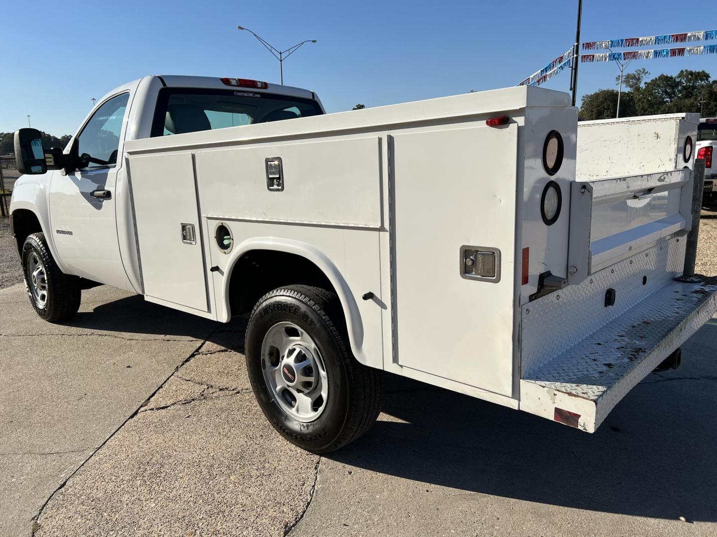 2013 White /Gray GMC Sierra 2500HD Work Truck (1GD01ZCG4DF) with an 6.0L V8 engine, 6-Speed Automatic transmission, located at 4520 Airline Hwy, Baton Rouge, LA, 70805, (225) 357-1497, 30.509325, -91.145432 - 2013 GMC Sierra 2500HD Reg Cab 2WD ***ONE OWNER & NO ACCIDENTS*** 6.0 V8 Gas, 187K Miles, Knapheide Service Bed, Tow Pkg. FOR INFO PLEASE CONTACT JEFF AT 225-413-0981 CHECK OUT OUR A+ RATING WITH THE BETTER BUSINESS BUREAU WE HAVE BEEN A FAMILY OWNED AND OPERATED BUSINESS AT THE SAME LOCATION FOR OV - Photo#7