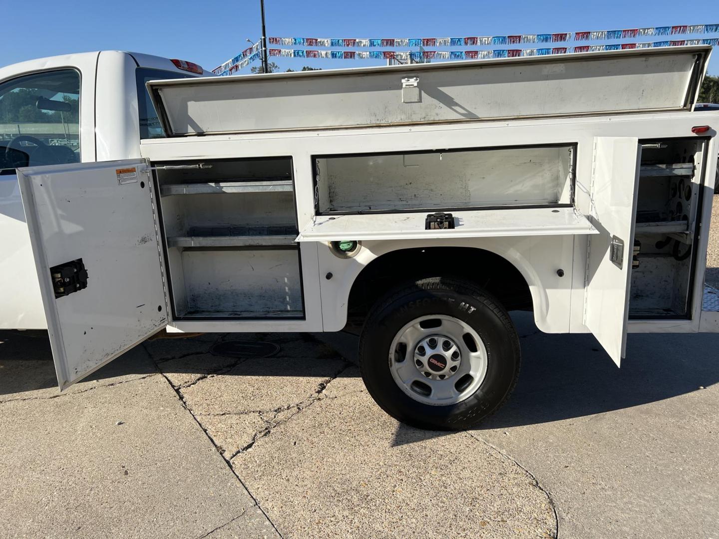 2013 White /Gray GMC Sierra 2500HD Work Truck (1GD01ZCG4DF) with an 6.0L V8 engine, 6-Speed Automatic transmission, located at 4520 Airline Hwy, Baton Rouge, LA, 70805, (225) 357-1497, 30.509325, -91.145432 - 2013 GMC Sierra 2500HD Reg Cab 2WD ***ONE OWNER & NO ACCIDENTS*** 6.0 V8 Gas, 187K Miles, Knapheide Service Bed, Tow Pkg. FOR INFO PLEASE CONTACT JEFF AT 225-413-0981 CHECK OUT OUR A+ RATING WITH THE BETTER BUSINESS BUREAU WE HAVE BEEN A FAMILY OWNED AND OPERATED BUSINESS AT THE SAME LOCATION FOR OV - Photo#8