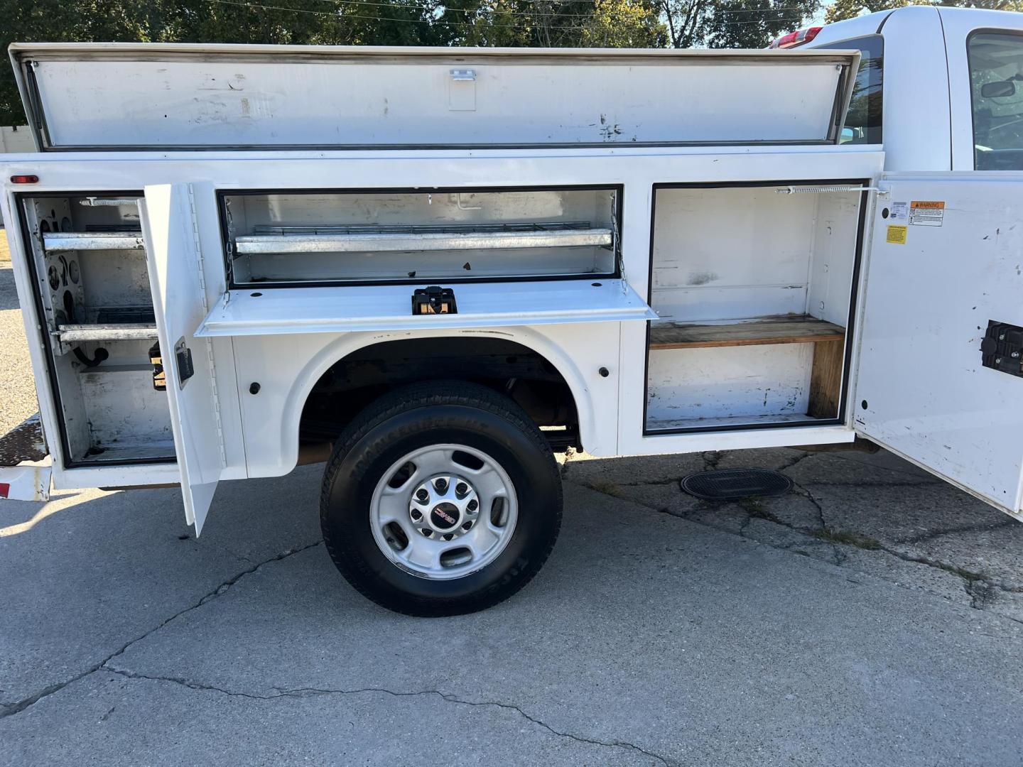 2013 White /Gray GMC Sierra 2500HD Work Truck (1GD01ZCG4DF) with an 6.0L V8 engine, 6-Speed Automatic transmission, located at 4520 Airline Hwy, Baton Rouge, LA, 70805, (225) 357-1497, 30.509325, -91.145432 - 2013 GMC Sierra 2500HD Reg Cab 2WD ***ONE OWNER & NO ACCIDENTS*** 6.0 V8 Gas, 187K Miles, Knapheide Service Bed, Tow Pkg. FOR INFO PLEASE CONTACT JEFF AT 225-413-0981 CHECK OUT OUR A+ RATING WITH THE BETTER BUSINESS BUREAU WE HAVE BEEN A FAMILY OWNED AND OPERATED BUSINESS AT THE SAME LOCATION FOR OV - Photo#9
