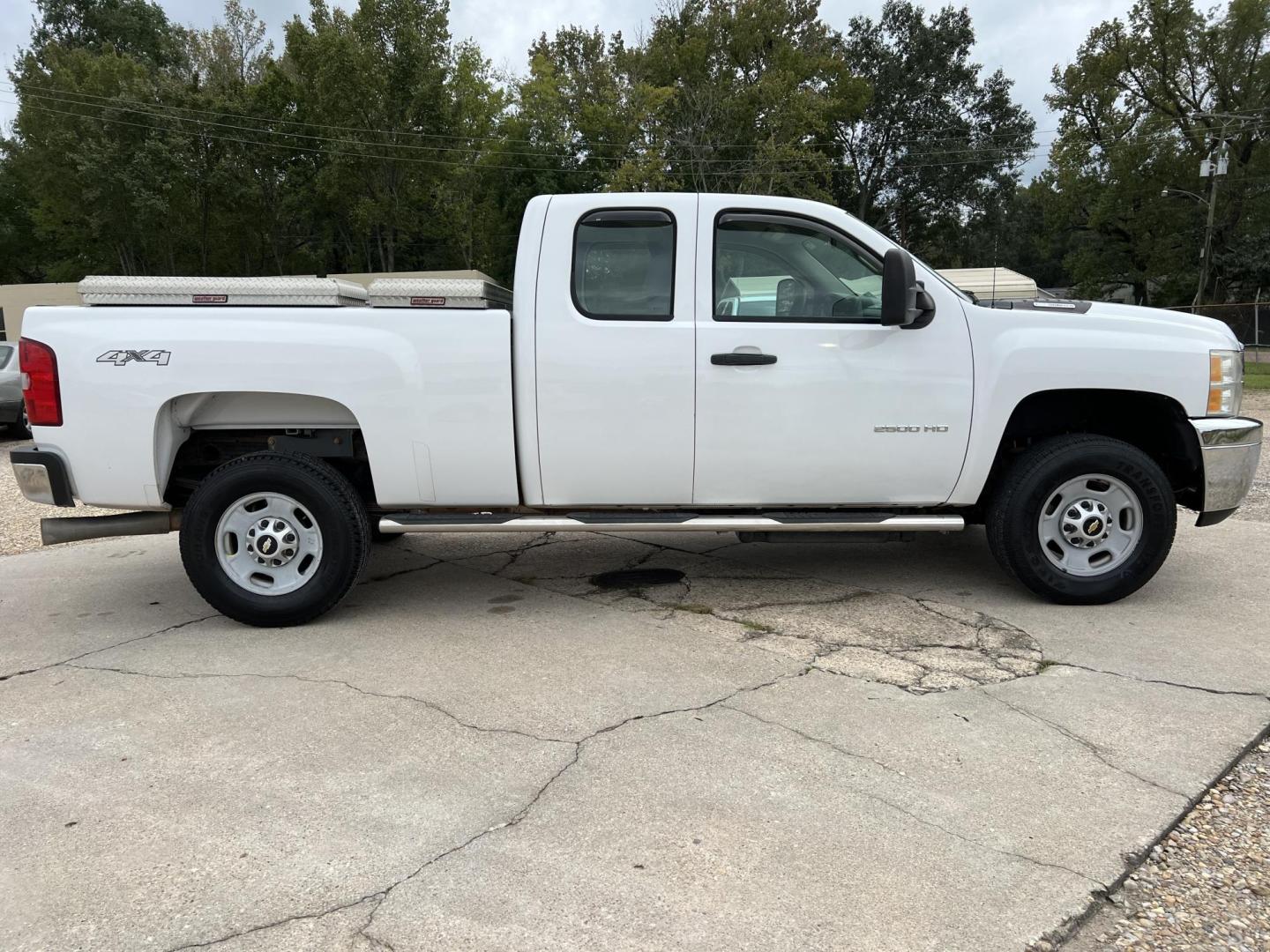 2013 White /Gray Chevrolet Silverado 2500HD Work Truck (1GC2KVC84DZ) with an 6.6L V8 OHV 32V TURBO DIESEL engine, 6-Speed Allison transmission, located at 4520 Airline Hwy, Baton Rouge, LA, 70805, (225) 357-1497, 30.509325, -91.145432 - 2013 Chevy Silverado 2500HD Ext Cab 4WD 6.6 Duramax Diesel, Allison Transmission, 221K Miles, Cold A/C, Power Windows & Locks, Spray In Bedliner, B&W Gooseneck Hitch, Tow Pkg. FOR INFO PLEASE CONTACT JEFF AT 225-413-0981 CHECK OUT OUR A+ RATING WITH THE BETTER BUSINESS BUREAU WE HAVE BEEN A FAMILY - Photo#4